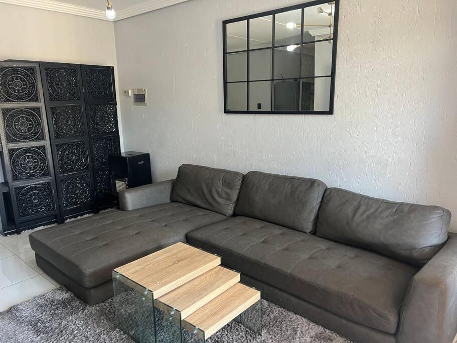 Cosy apt 10min to OR Tambo