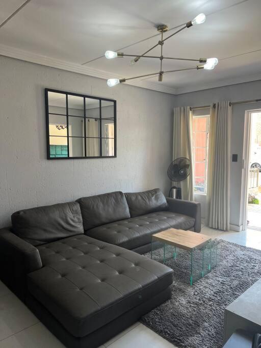 Cosy apt 10min to OR Tambo