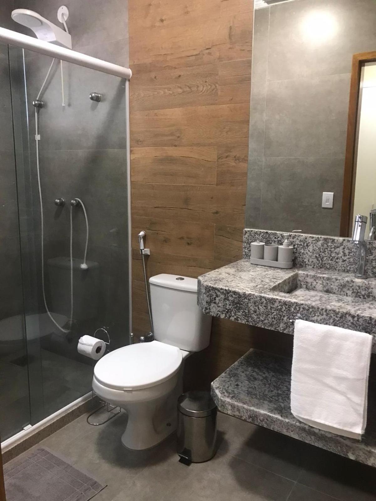 Casa de vidro com vista para a Mata Atlântica no Centro de Miguel Pereira