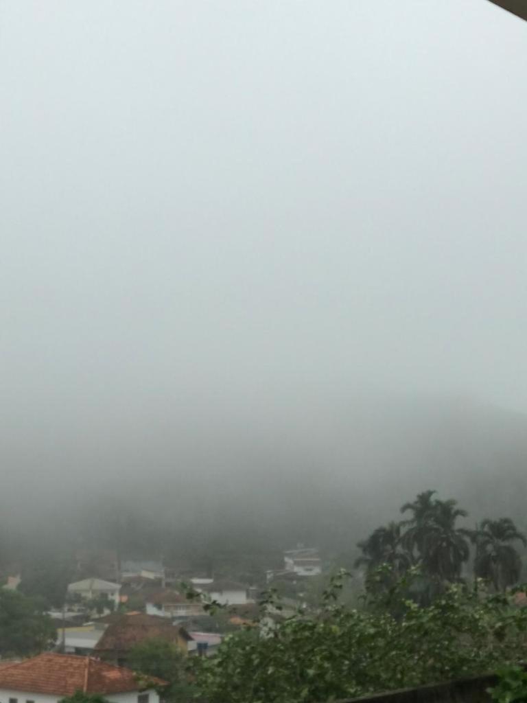 Casa de vidro com vista para a Mata Atlântica no Centro de Miguel Pereira