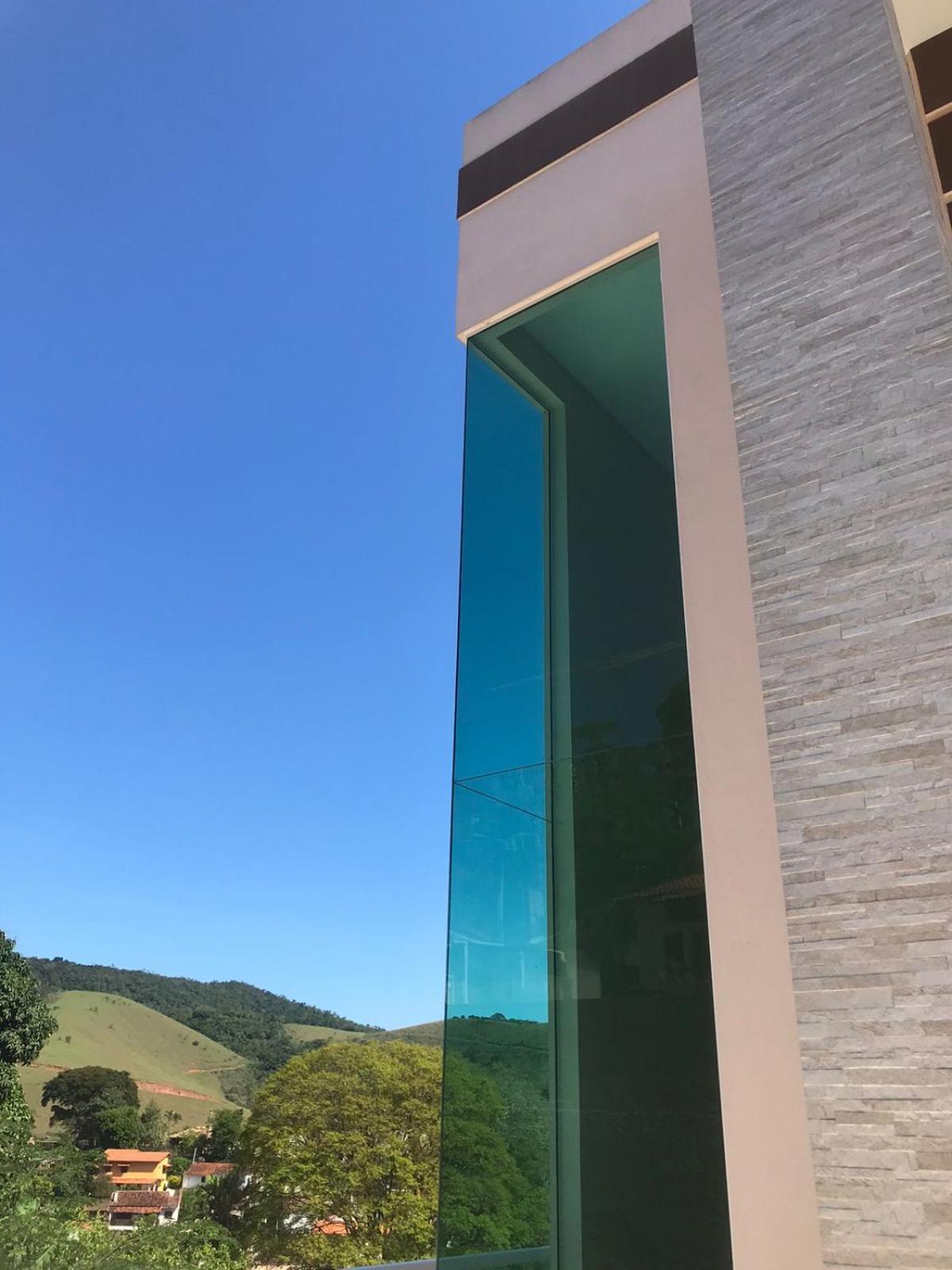 Casa de vidro com vista para a Mata Atlântica no Centro de Miguel Pereira