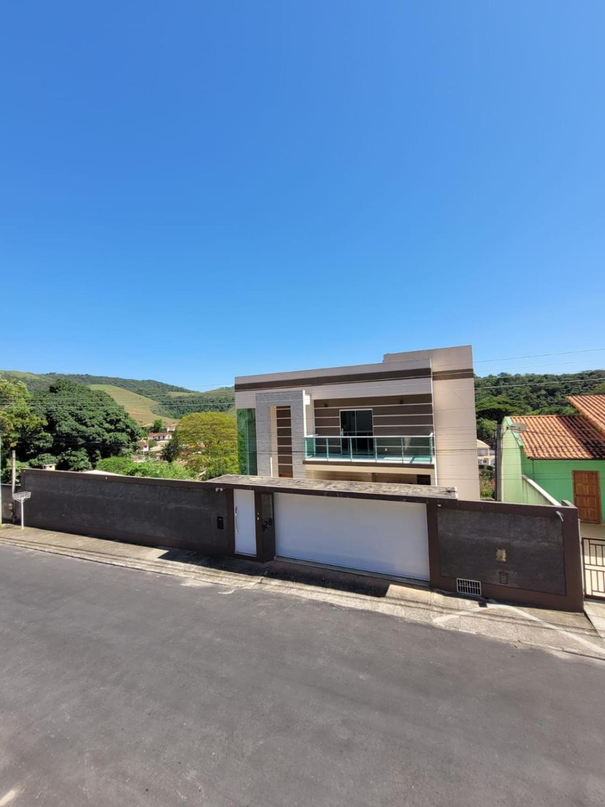 Casa de vidro com vista para a Mata Atlântica no Centro de Miguel Pereira