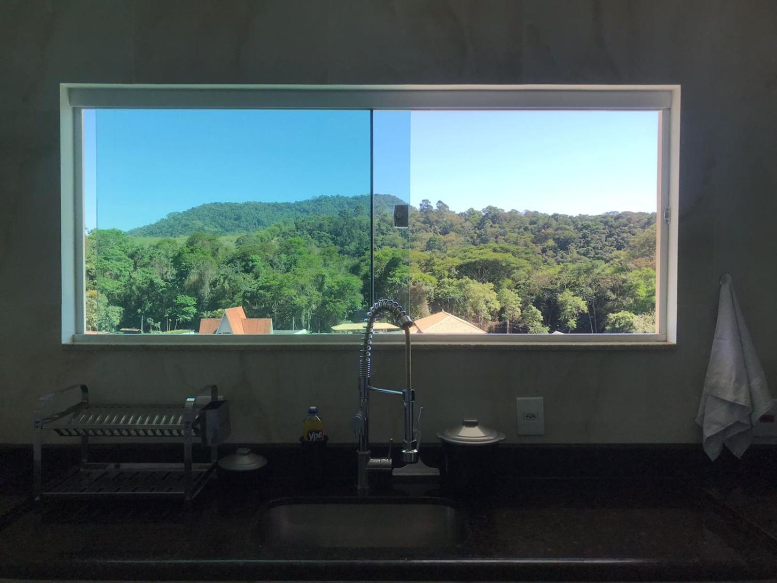 Casa de vidro com vista para a Mata Atlântica no Centro de Miguel Pereira