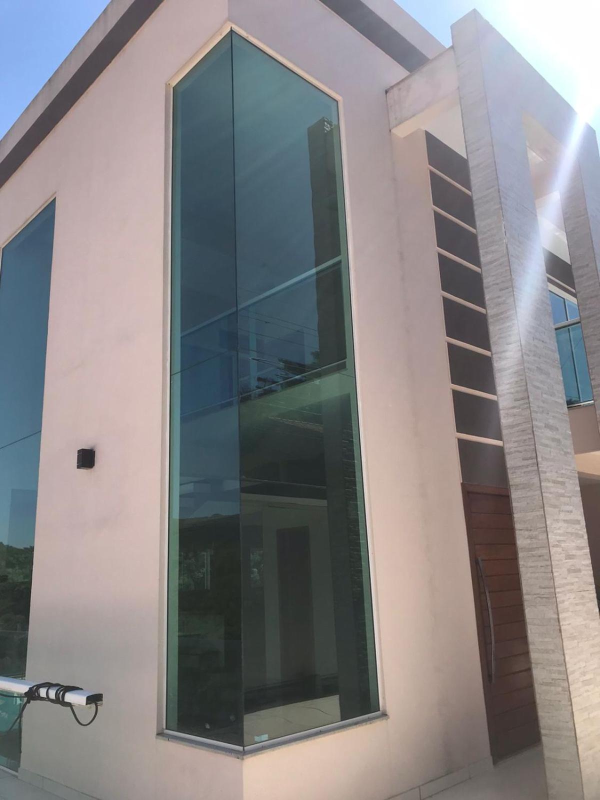 Casa de vidro com vista para a Mata Atlântica no Centro de Miguel Pereira