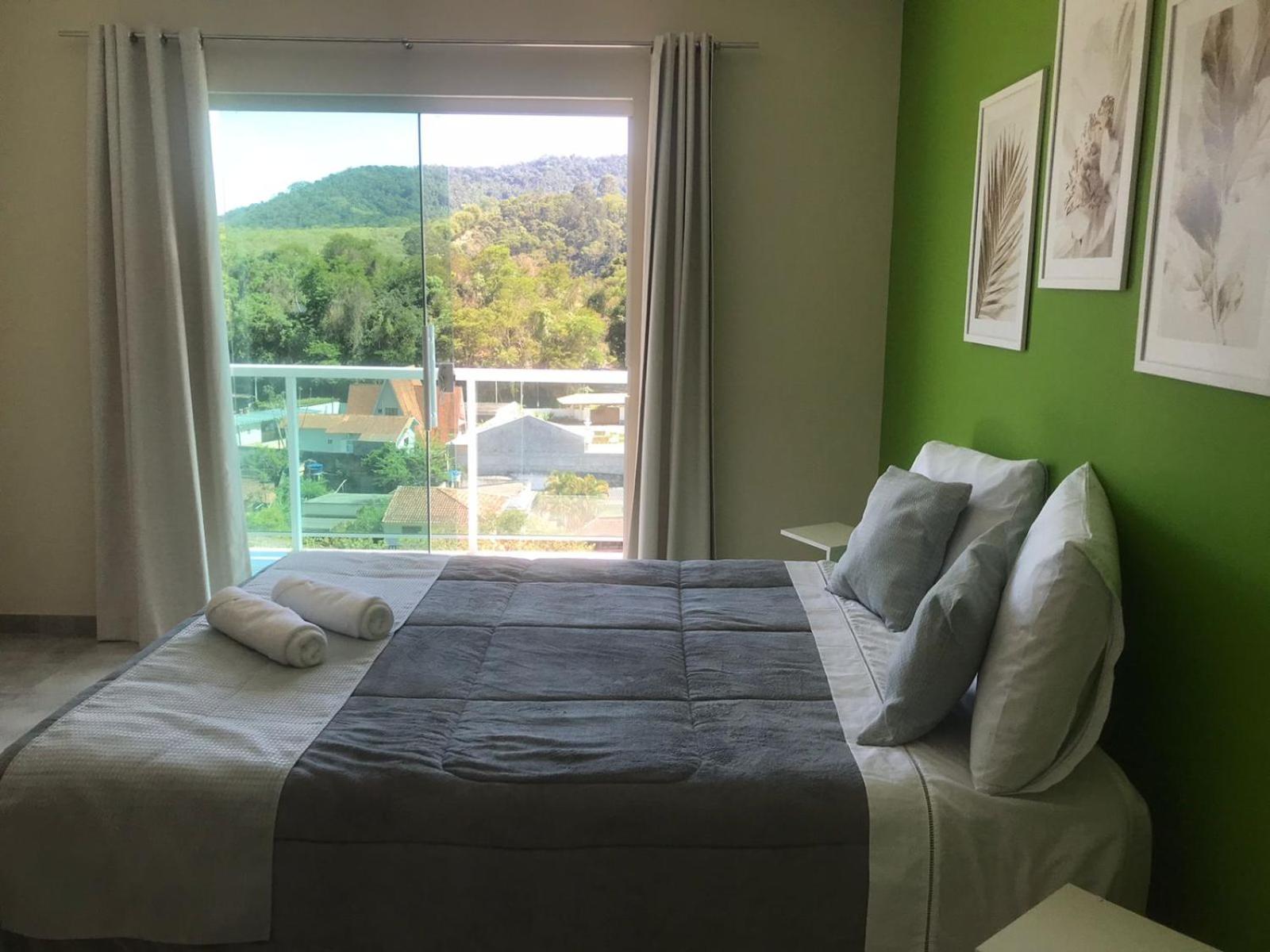 Casa de vidro com vista para a Mata Atlântica no Centro de Miguel Pereira