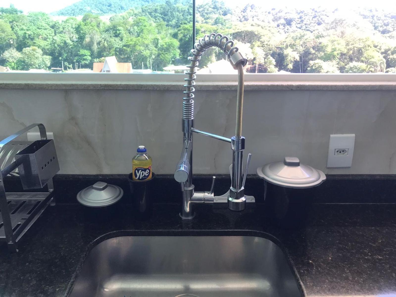 Casa de vidro com vista para a Mata Atlântica no Centro de Miguel Pereira