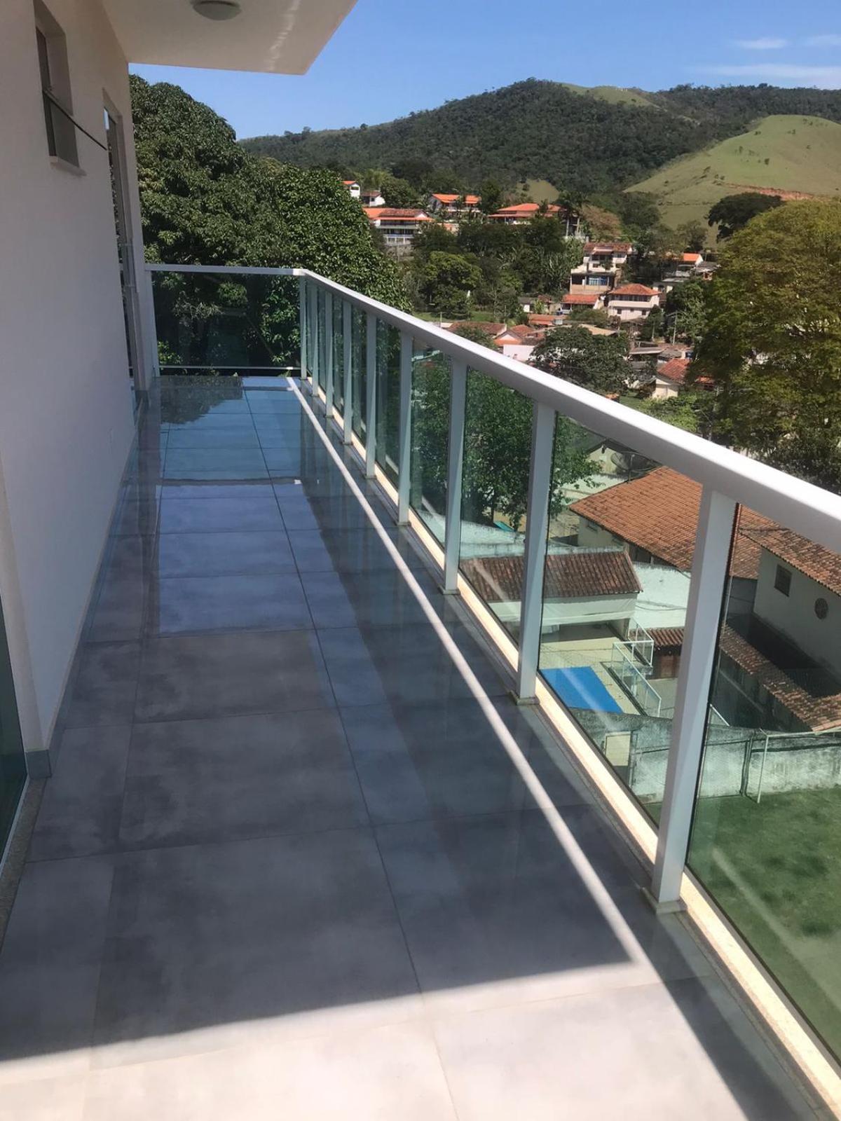 Casa de vidro com vista para a Mata Atlântica no Centro de Miguel Pereira