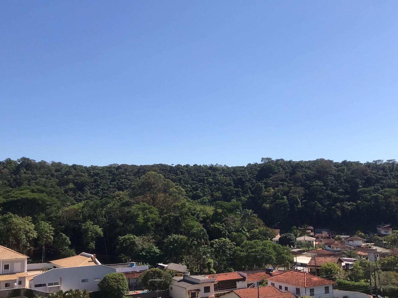 Casa de vidro com vista para a Mata Atlântica no Centro de Miguel Pereira