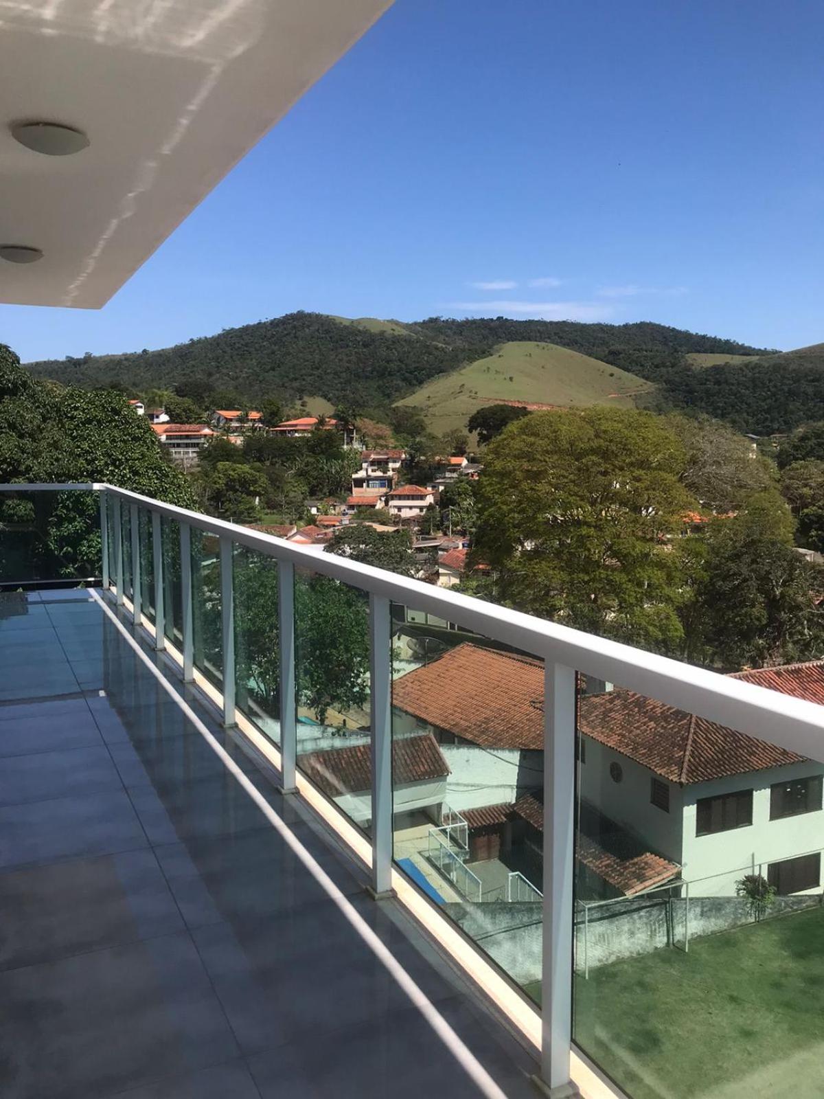 Casa de vidro com vista para a Mata Atlântica no Centro de Miguel Pereira