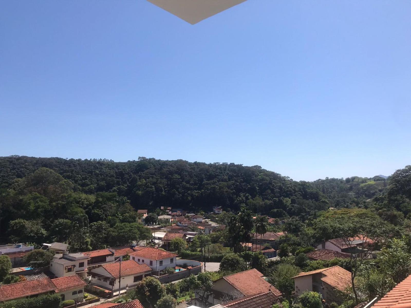 Casa de vidro com vista para a Mata Atlântica no Centro de Miguel Pereira