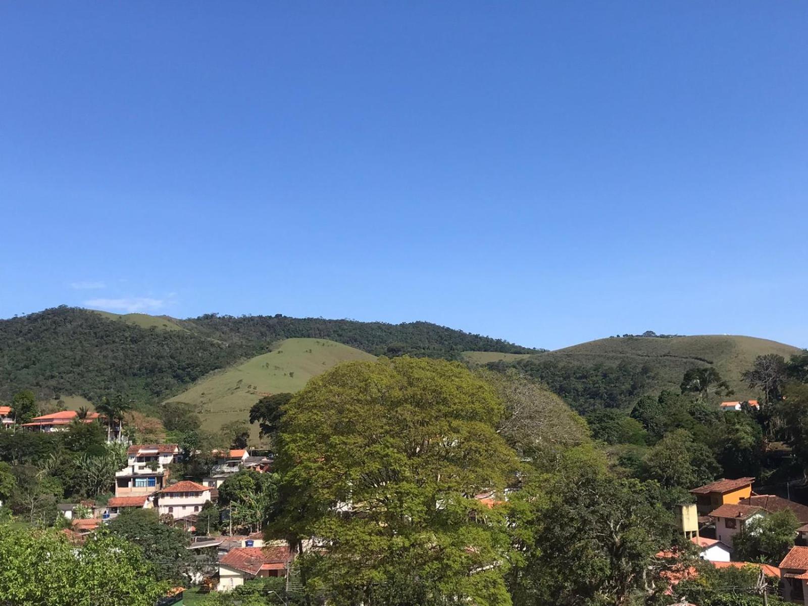 Casa de vidro com vista para a Mata Atlântica no Centro de Miguel Pereira