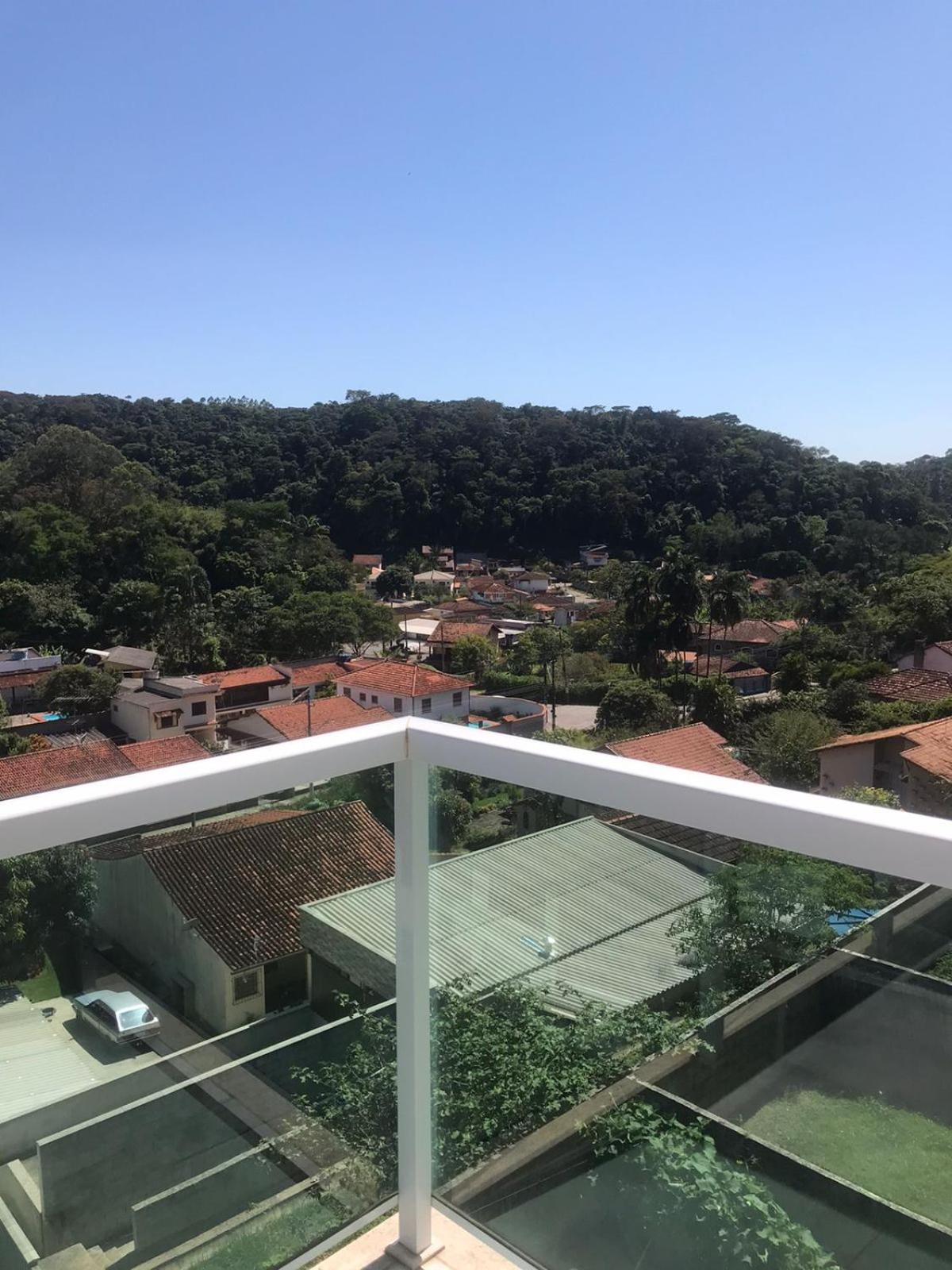 Casa de vidro com vista para a Mata Atlântica no Centro de Miguel Pereira