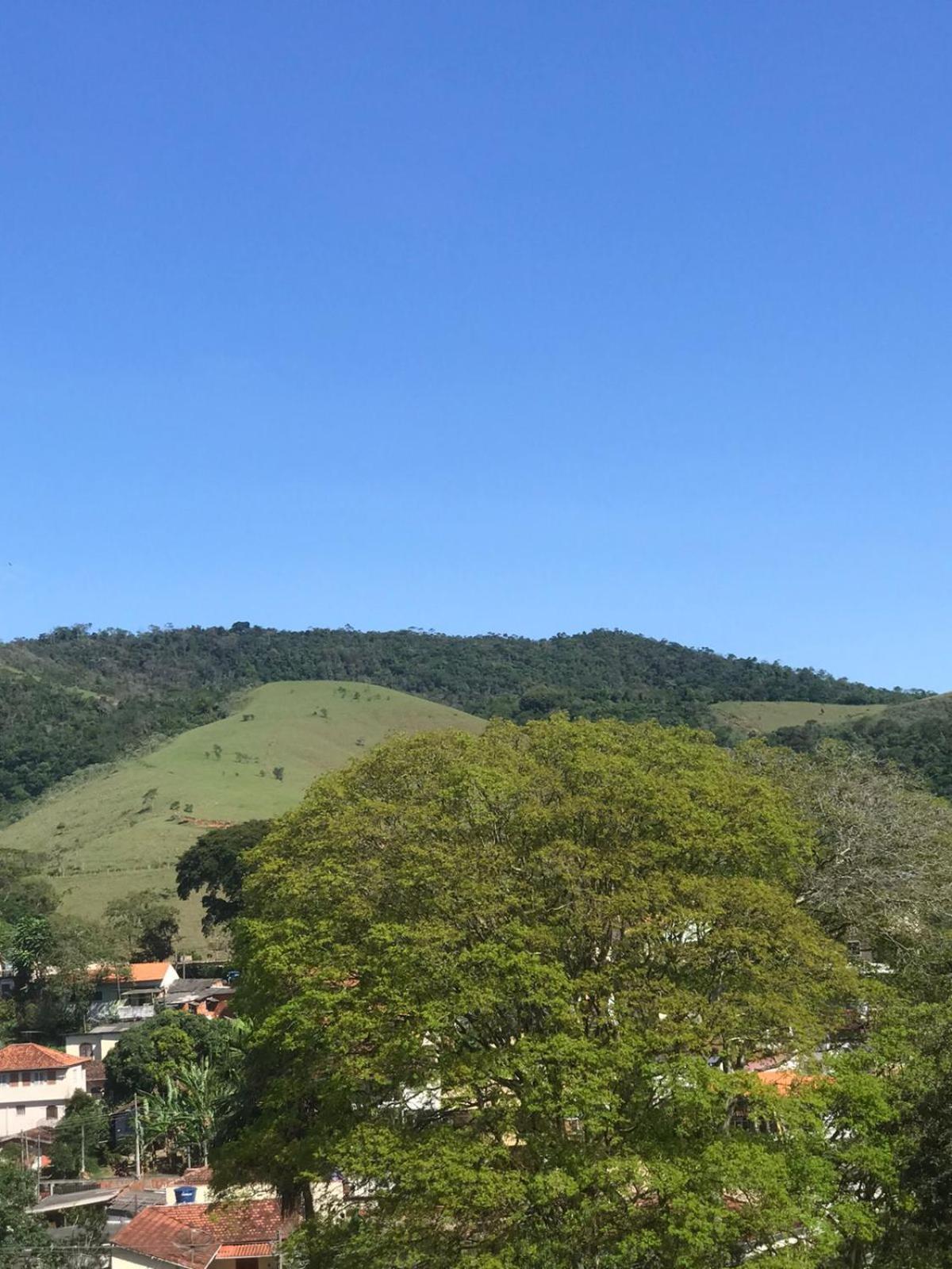 Casa de vidro com vista para a Mata Atlântica no Centro de Miguel Pereira