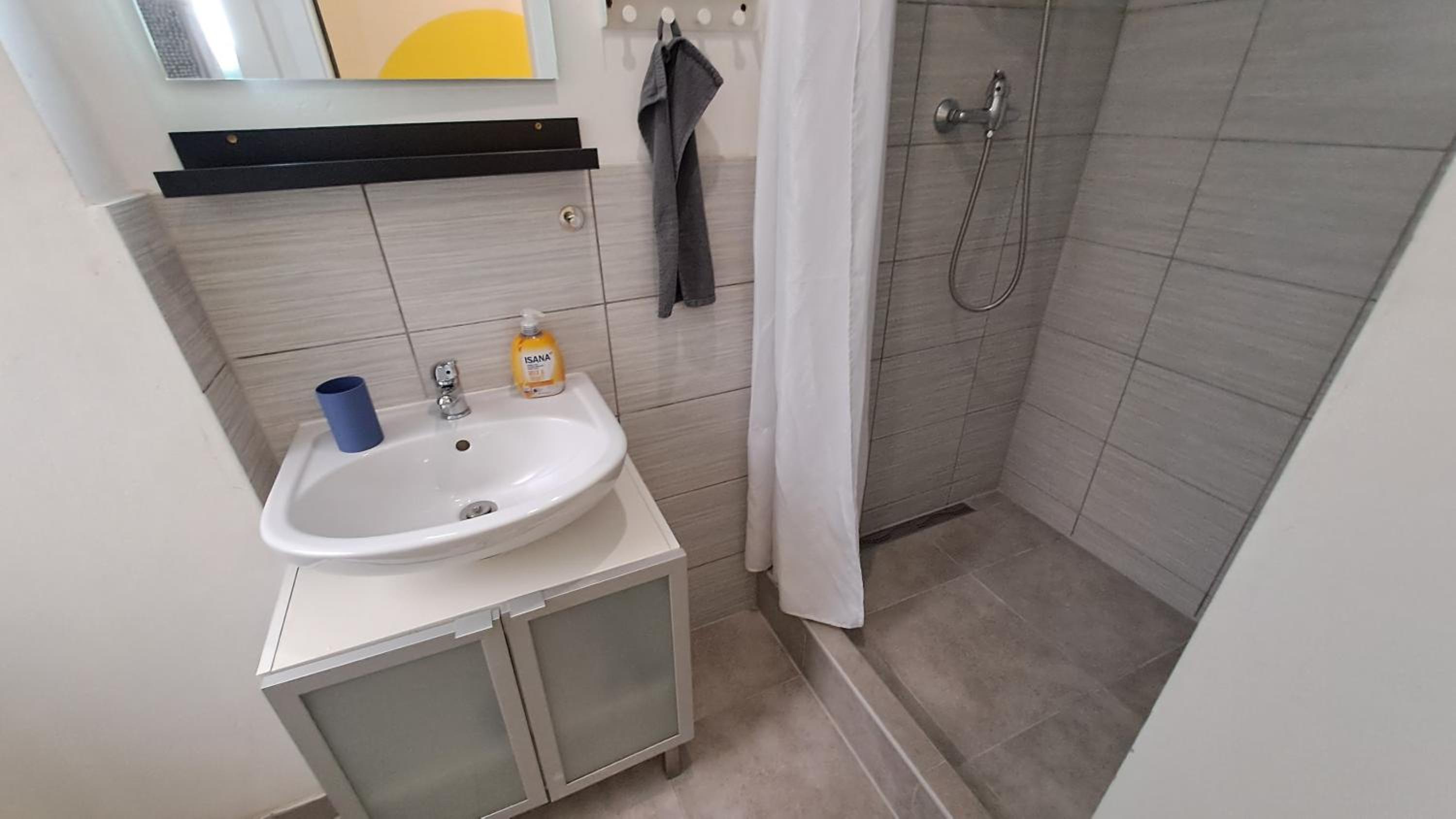 Spacious, Light Studio Apartment in Vinohrady