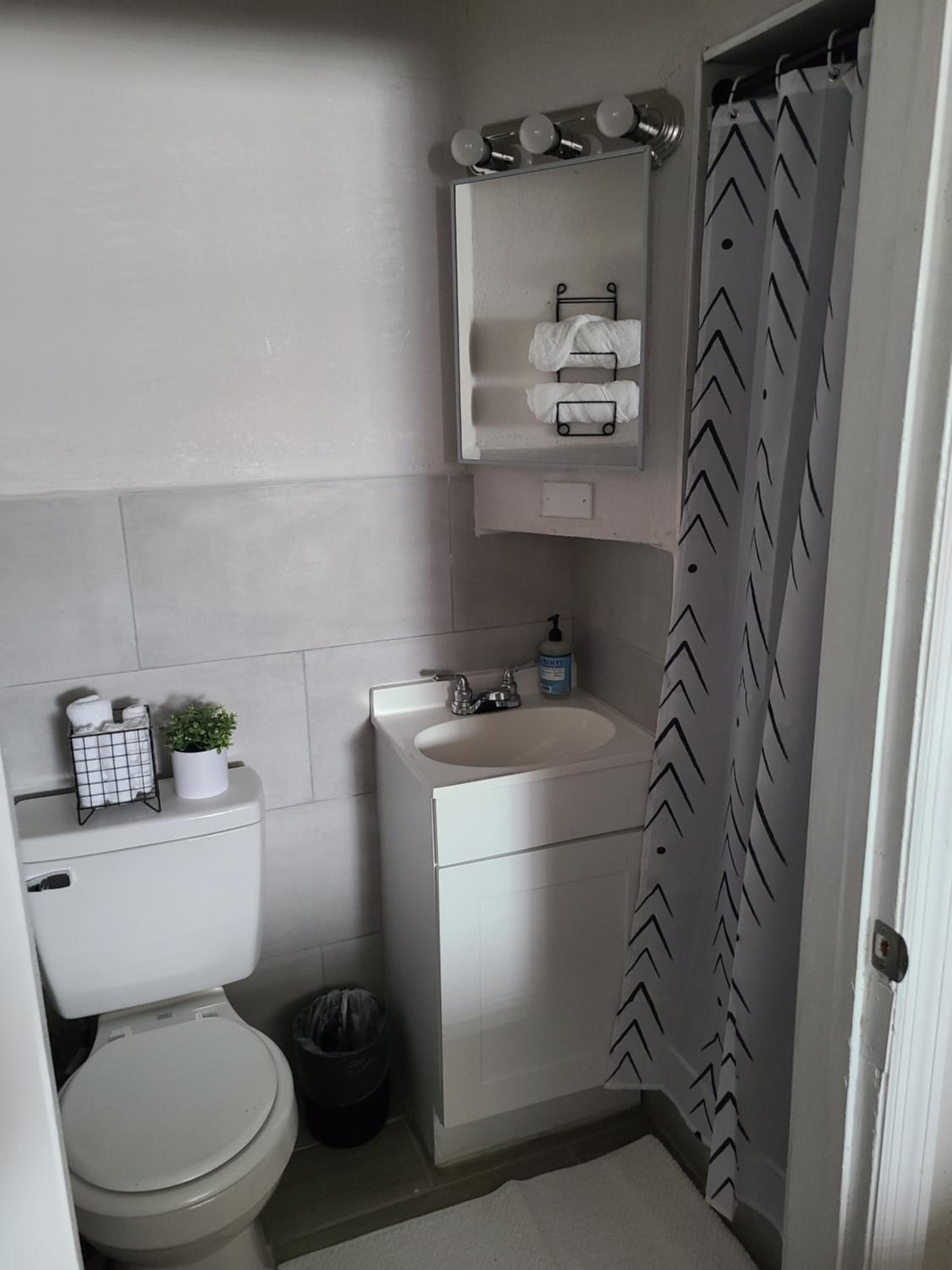 Cozy King Bed Studio - Affordable Fresh Cozy view 4