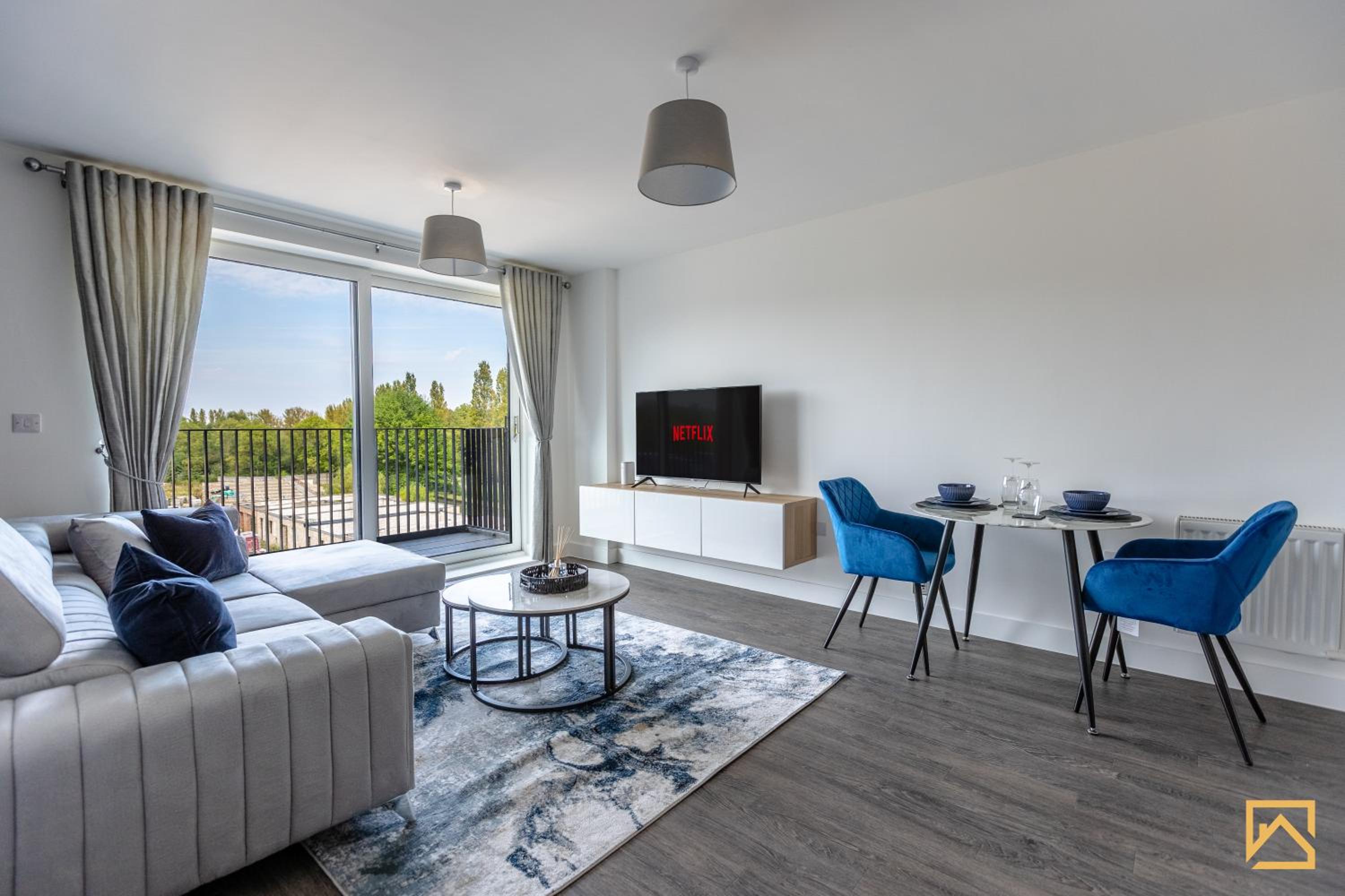 Cosy 1 bed near peaceful canal By Valore Property Services view 5