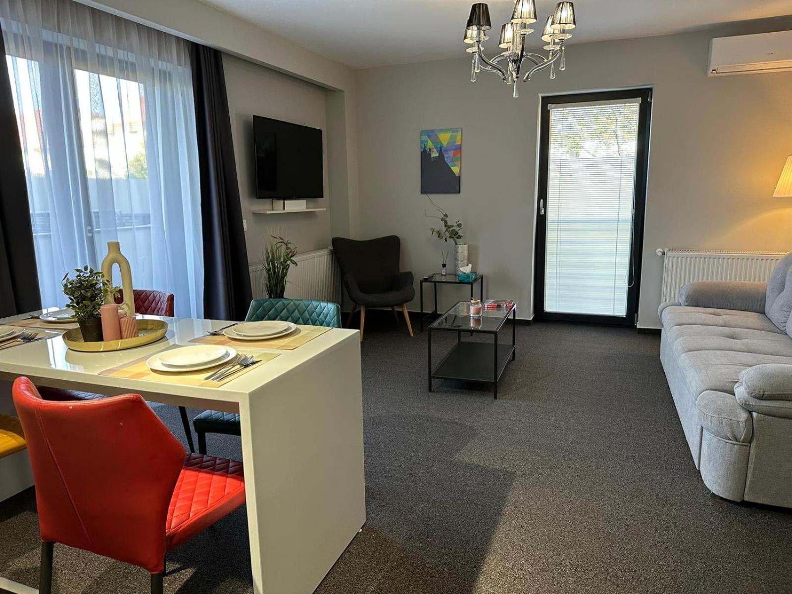 Luxury Glam Apartments & Studios near Coresi Mall view 5