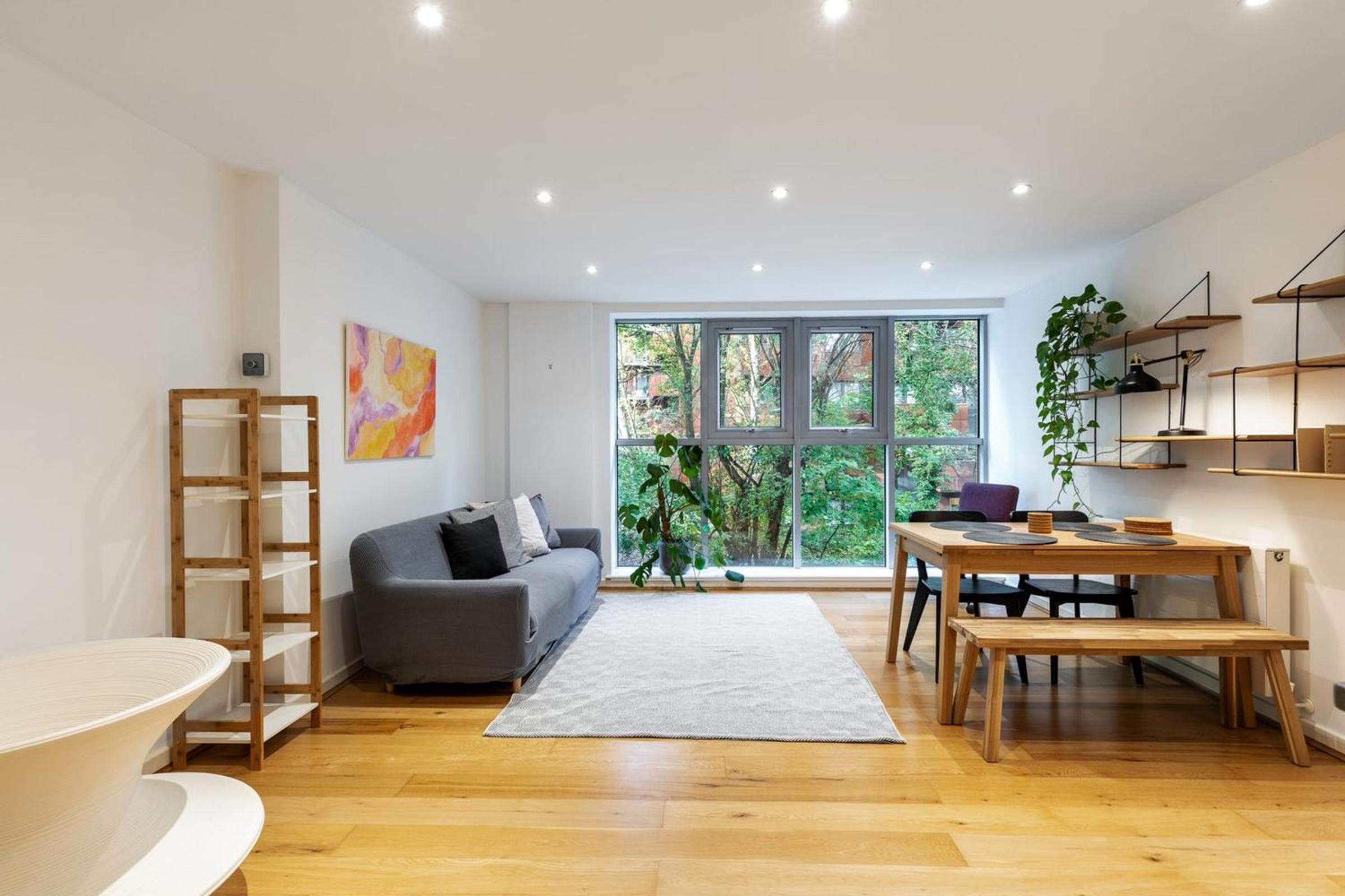Central 2-bed 2-bath apartment in Old Street