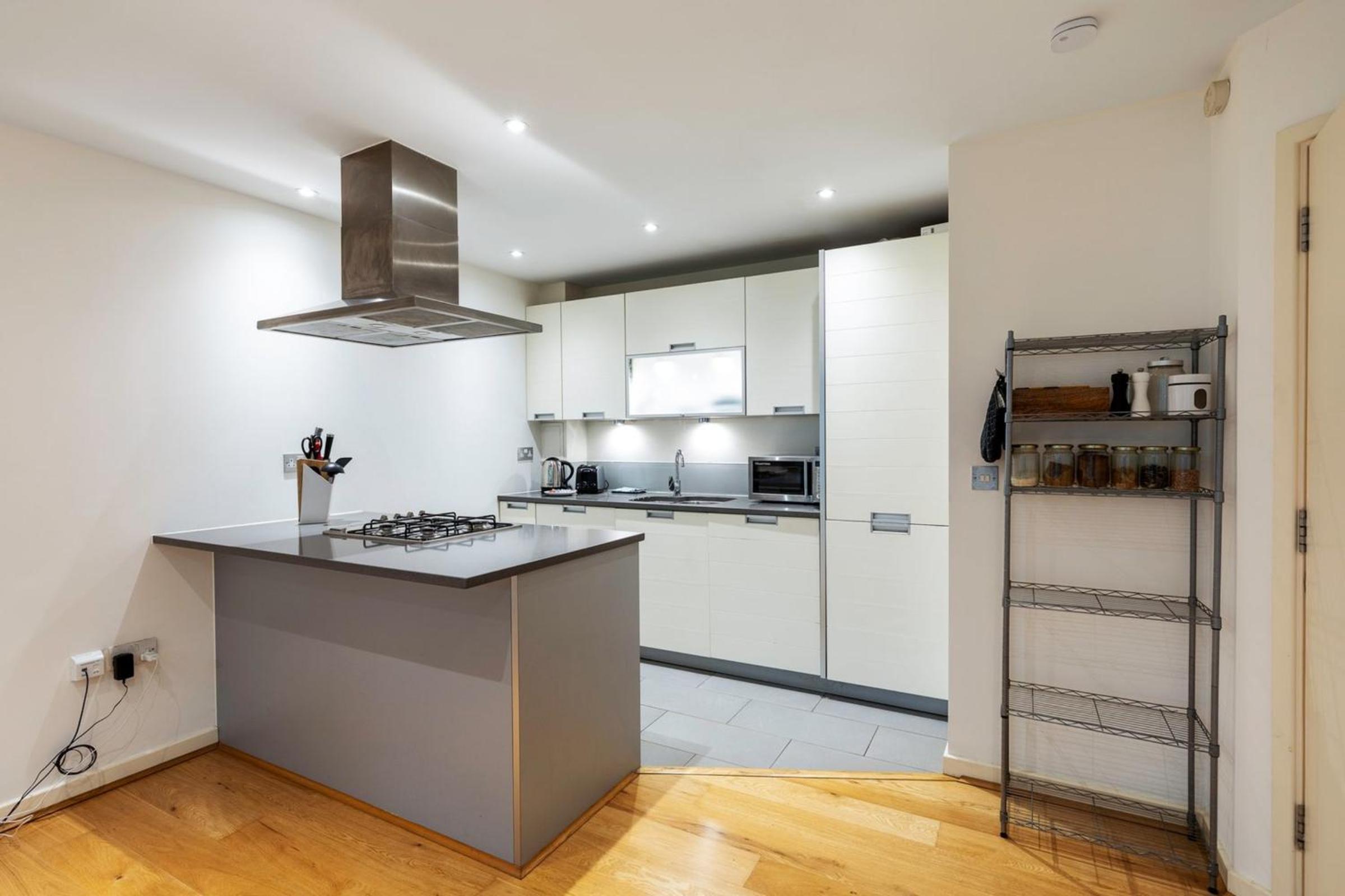 Central 2-bed 2-bath apartment in Old Street
