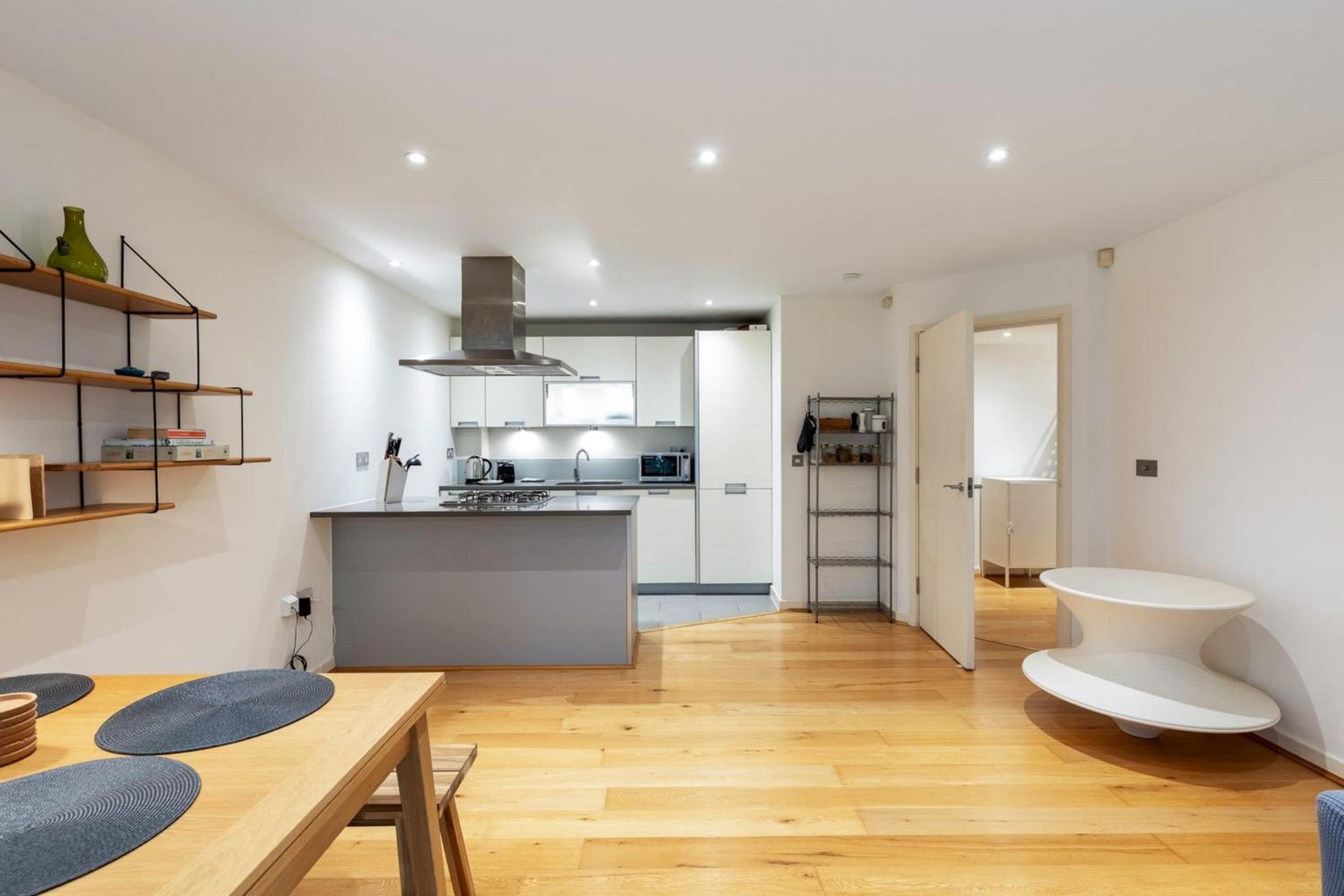 Central 2-bed 2-bath apartment in Old Street