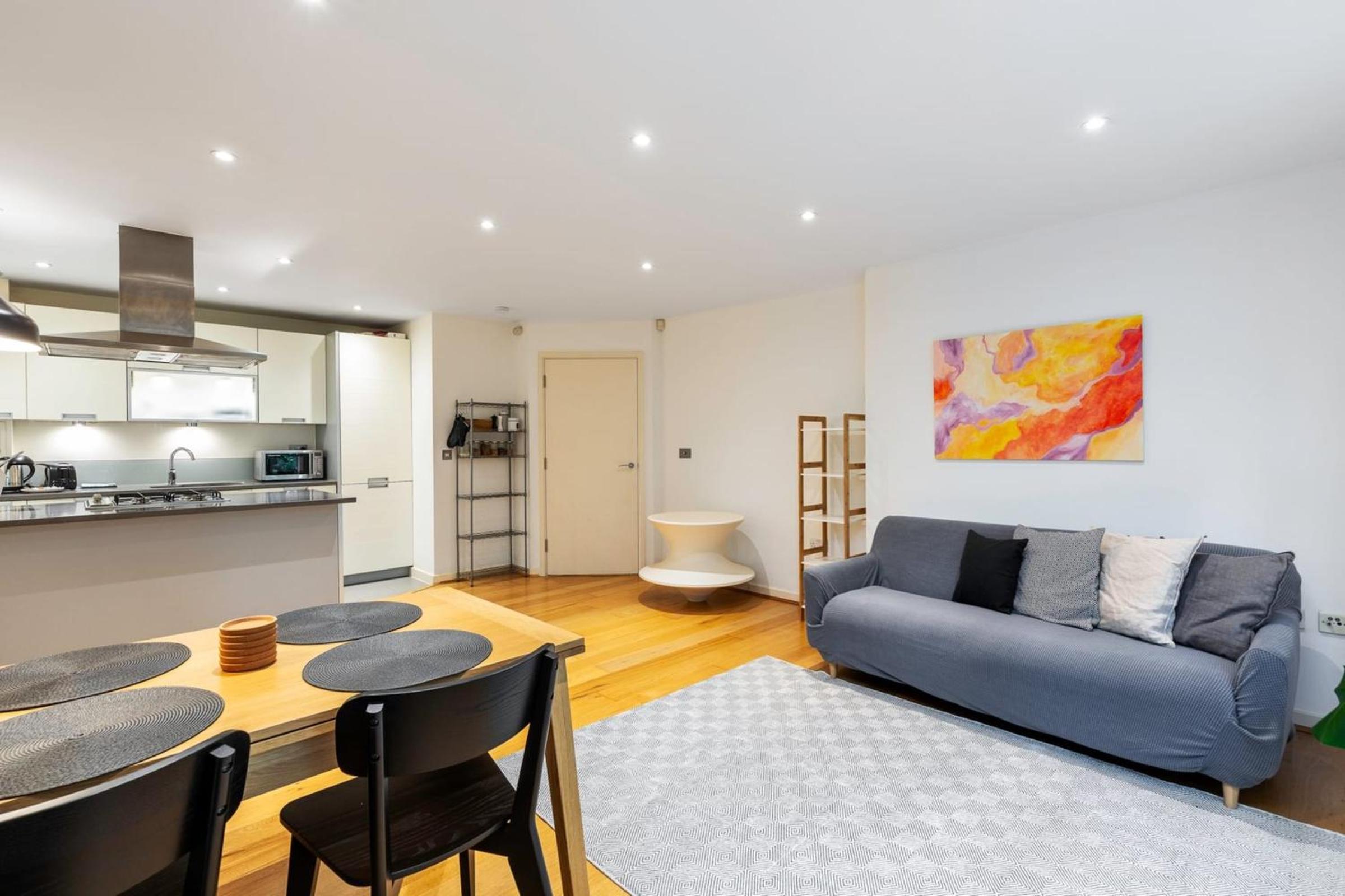 Central 2-bed 2-bath apartment in Old Street