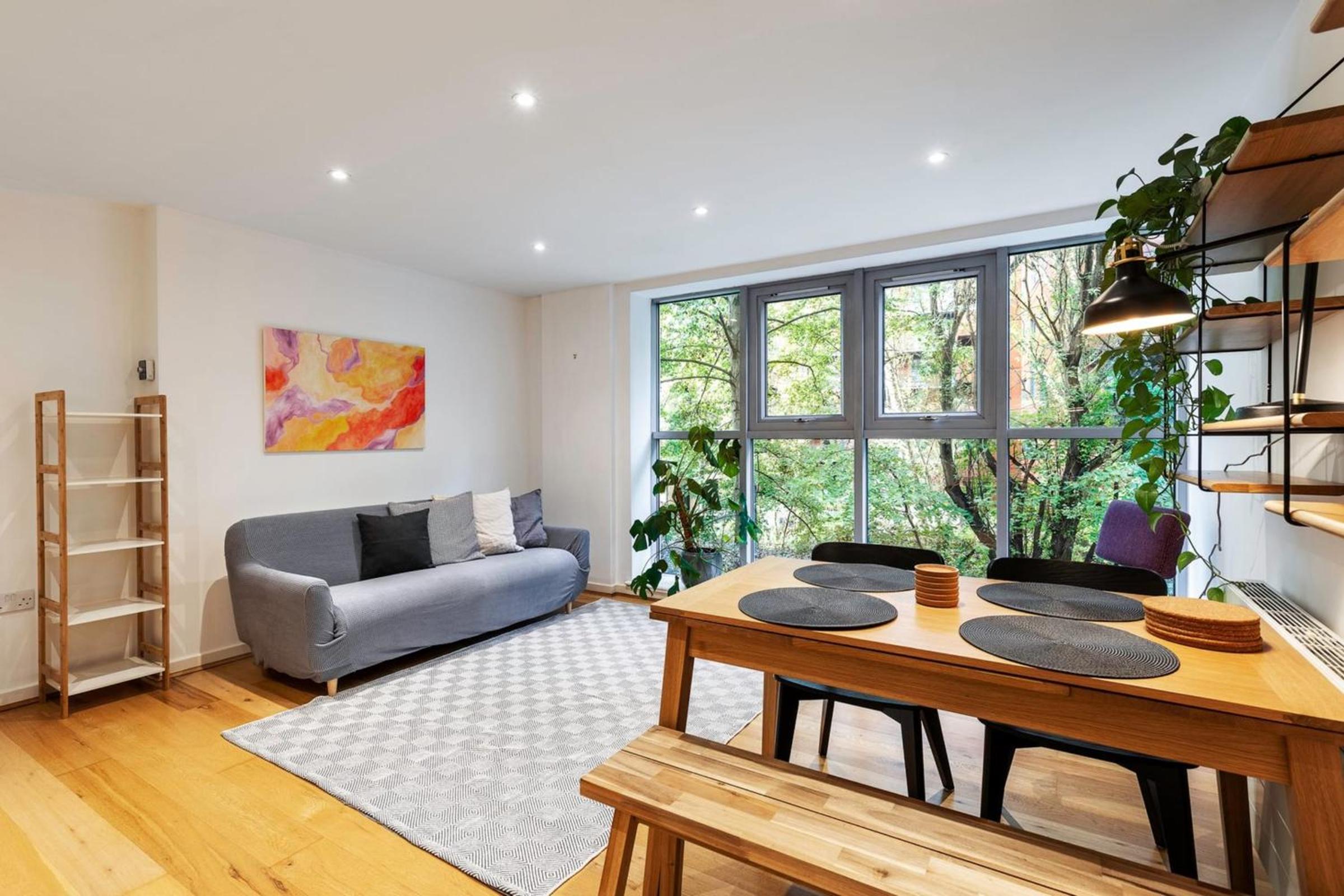 Central 2-bed 2-bath apartment in Old Street