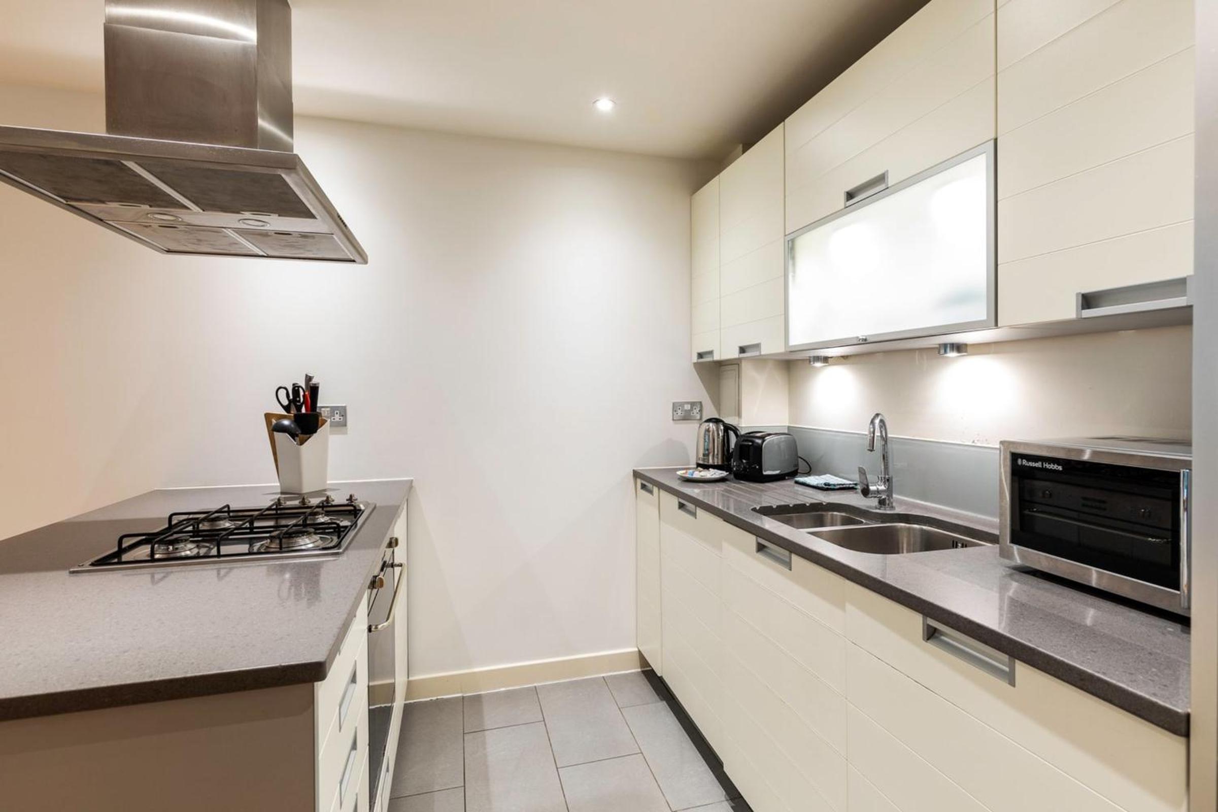 Central 2-bed 2-bath apartment in Old Street