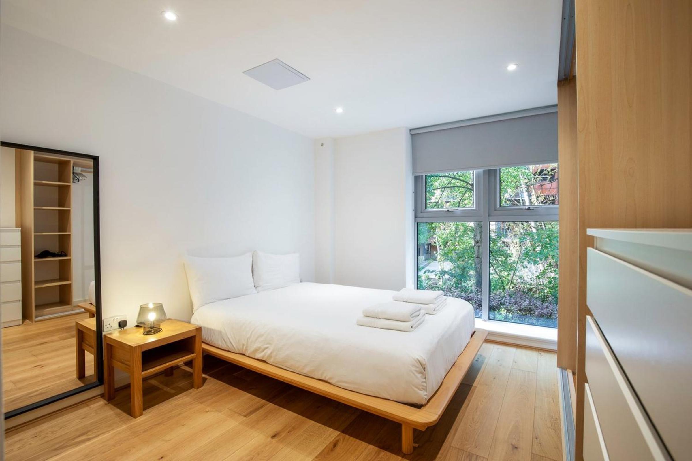 Central 2-bed 2-bath apartment in Old Street