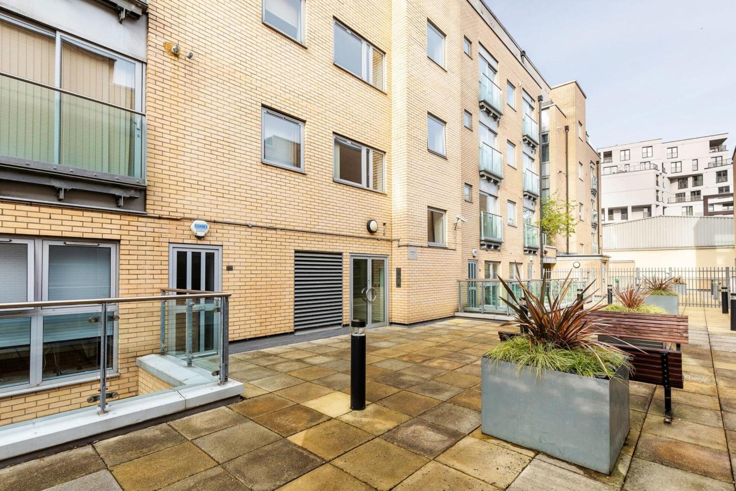 Central 2-bed 2-bath apartment in Old Street