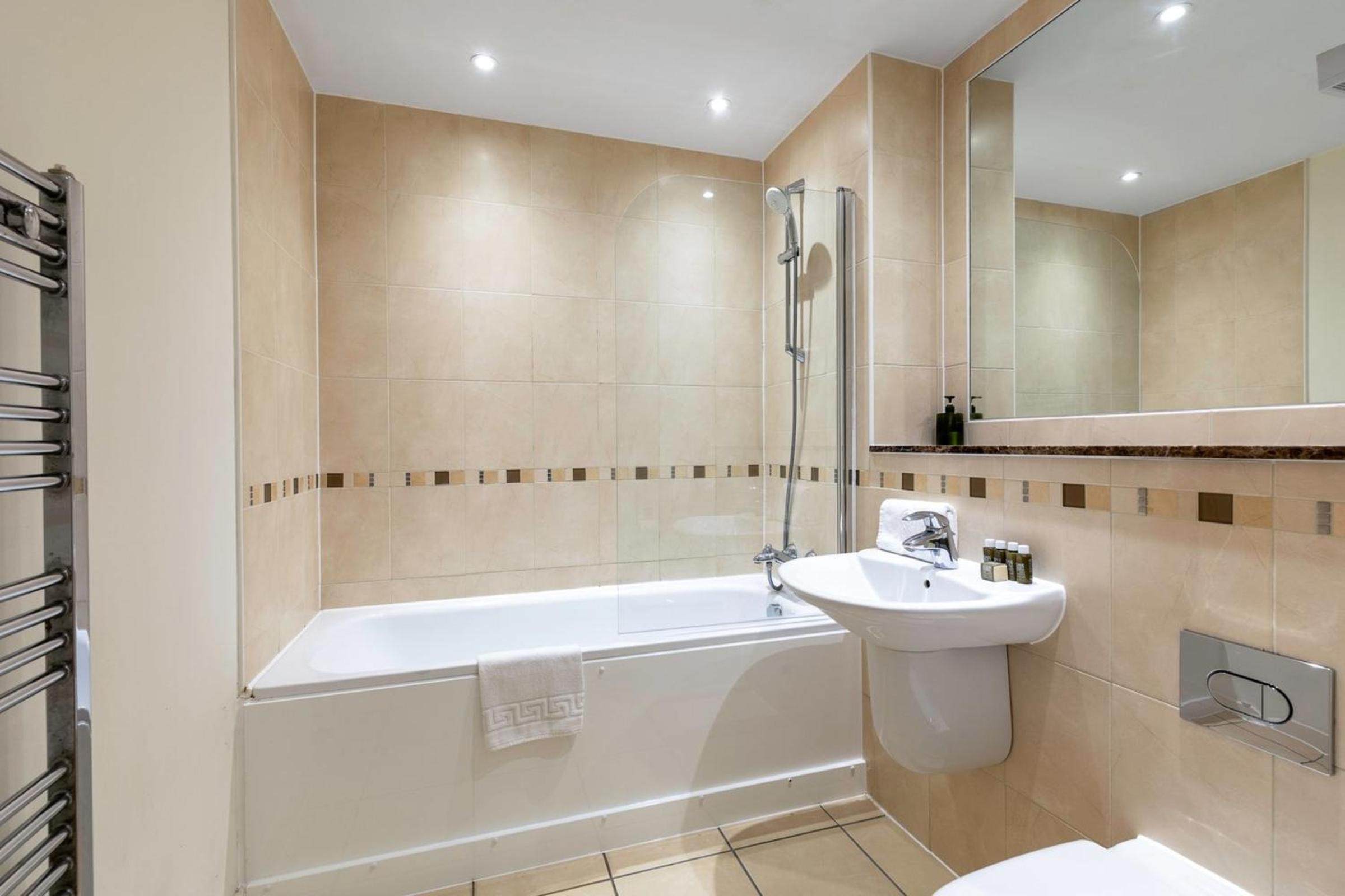 Central 2-bed 2-bath apartment in Old Street