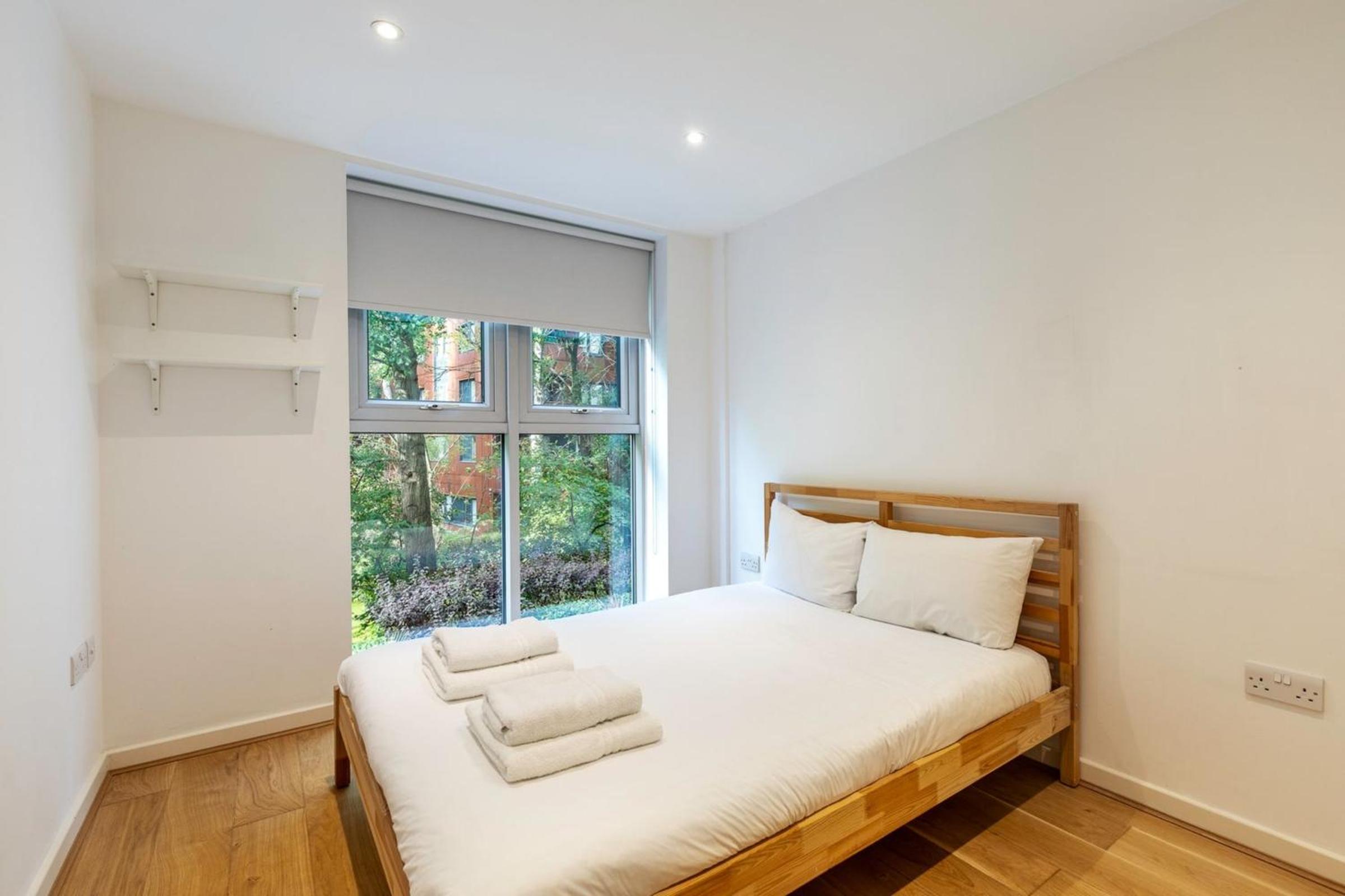 Central 2-bed 2-bath apartment in Old Street