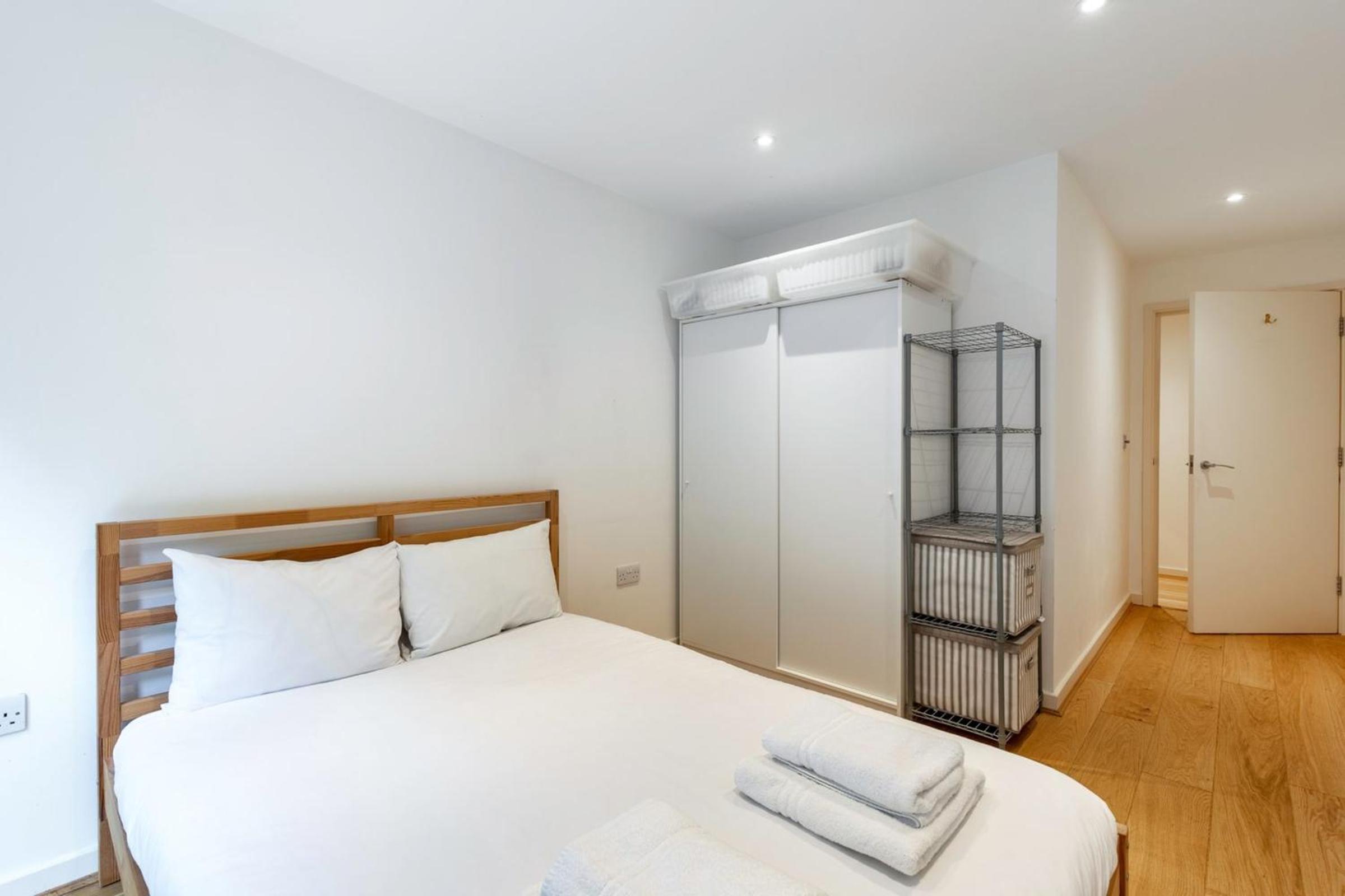 Central 2-bed 2-bath apartment in Old Street