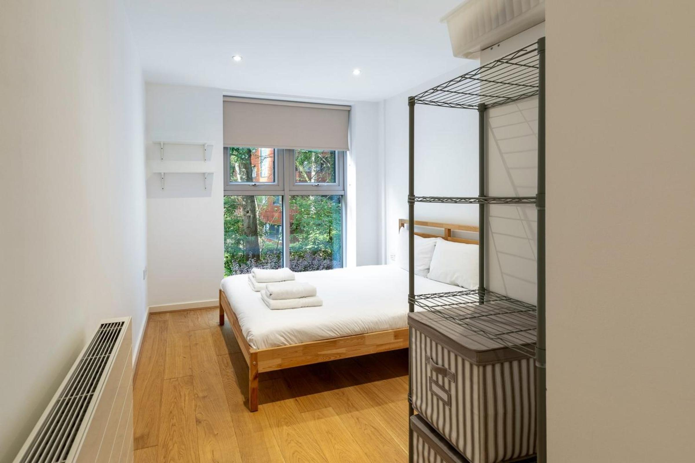 Central 2-bed 2-bath apartment in Old Street