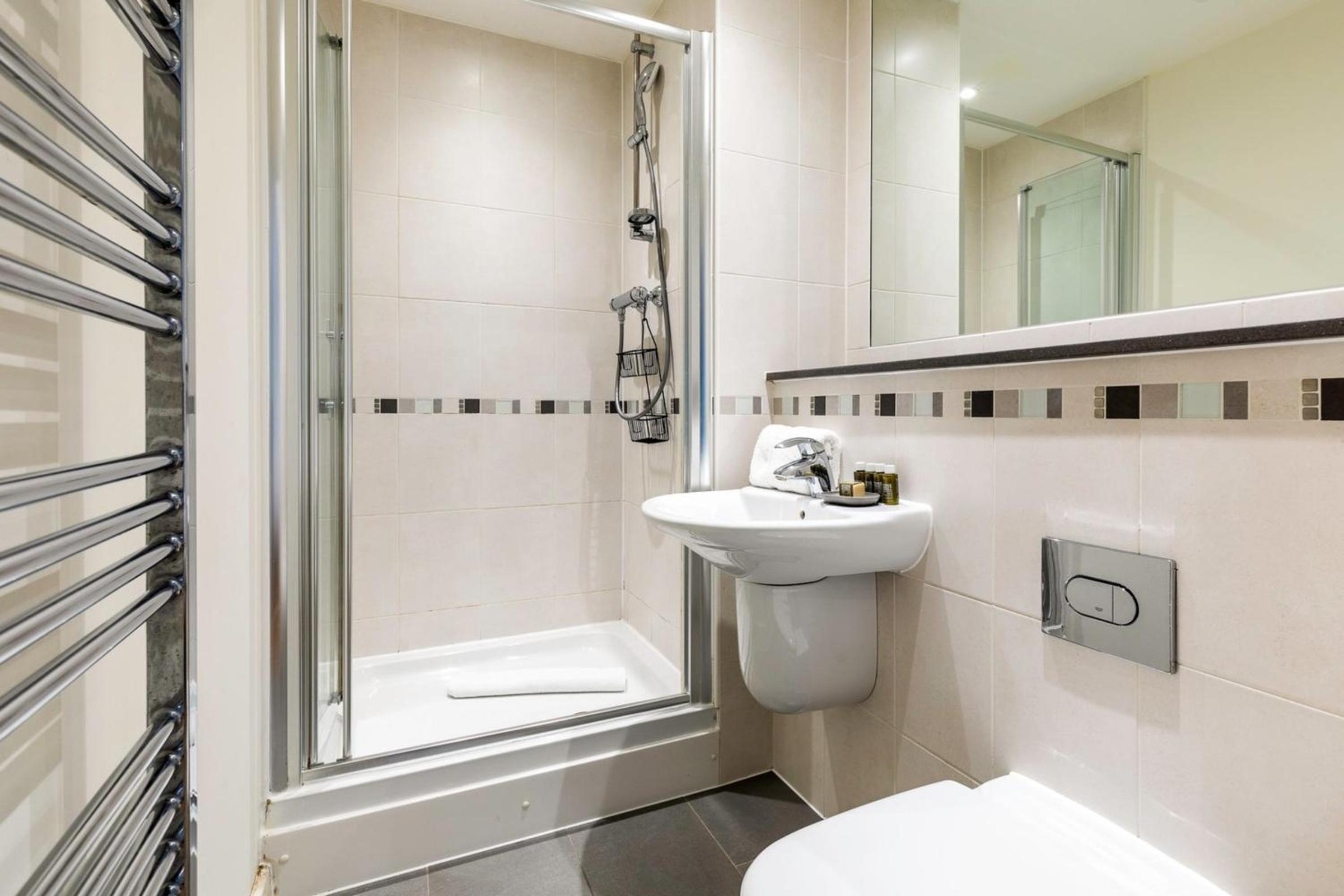 Central 2-bed 2-bath apartment in Old Street