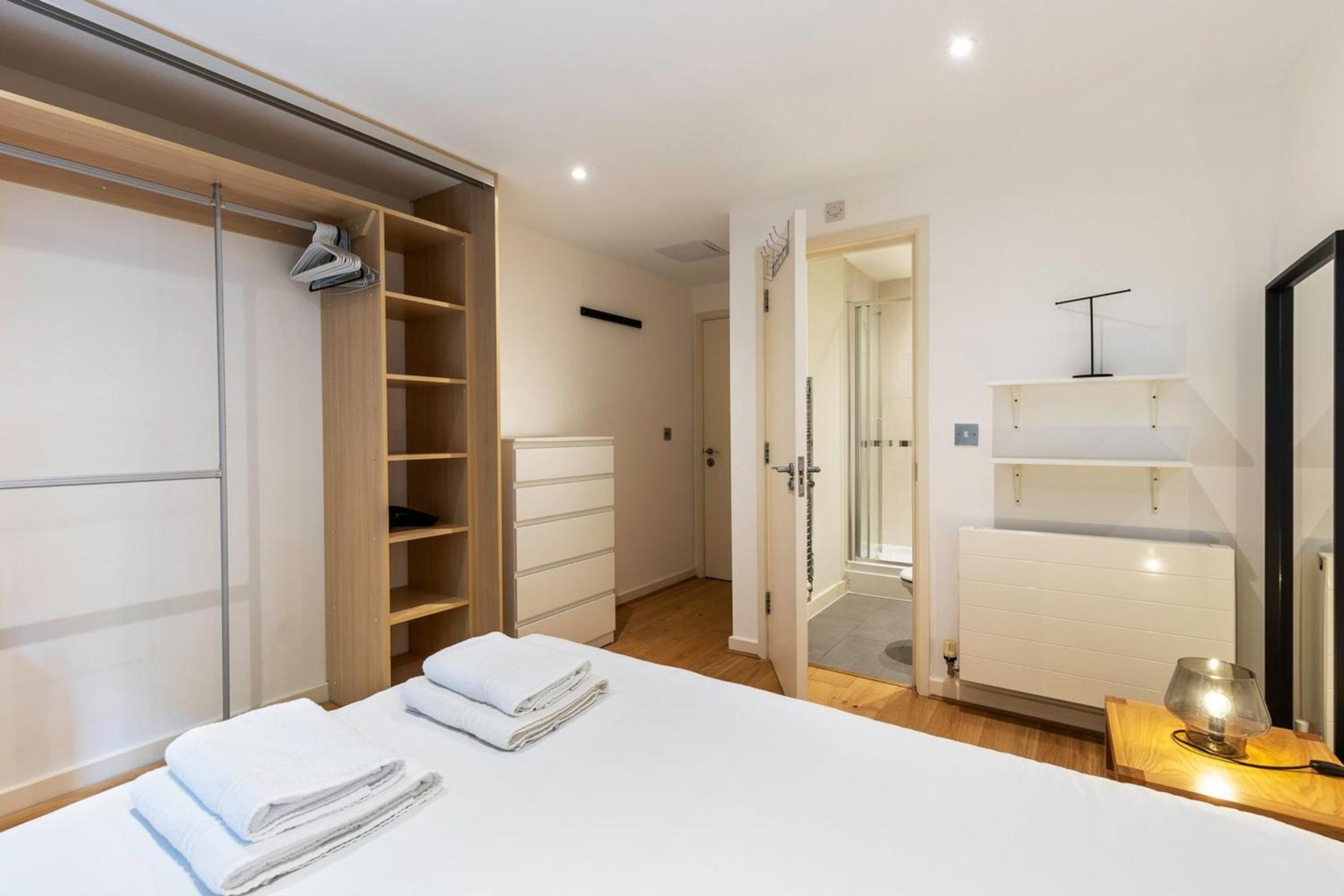 Central 2-bed 2-bath apartment in Old Street