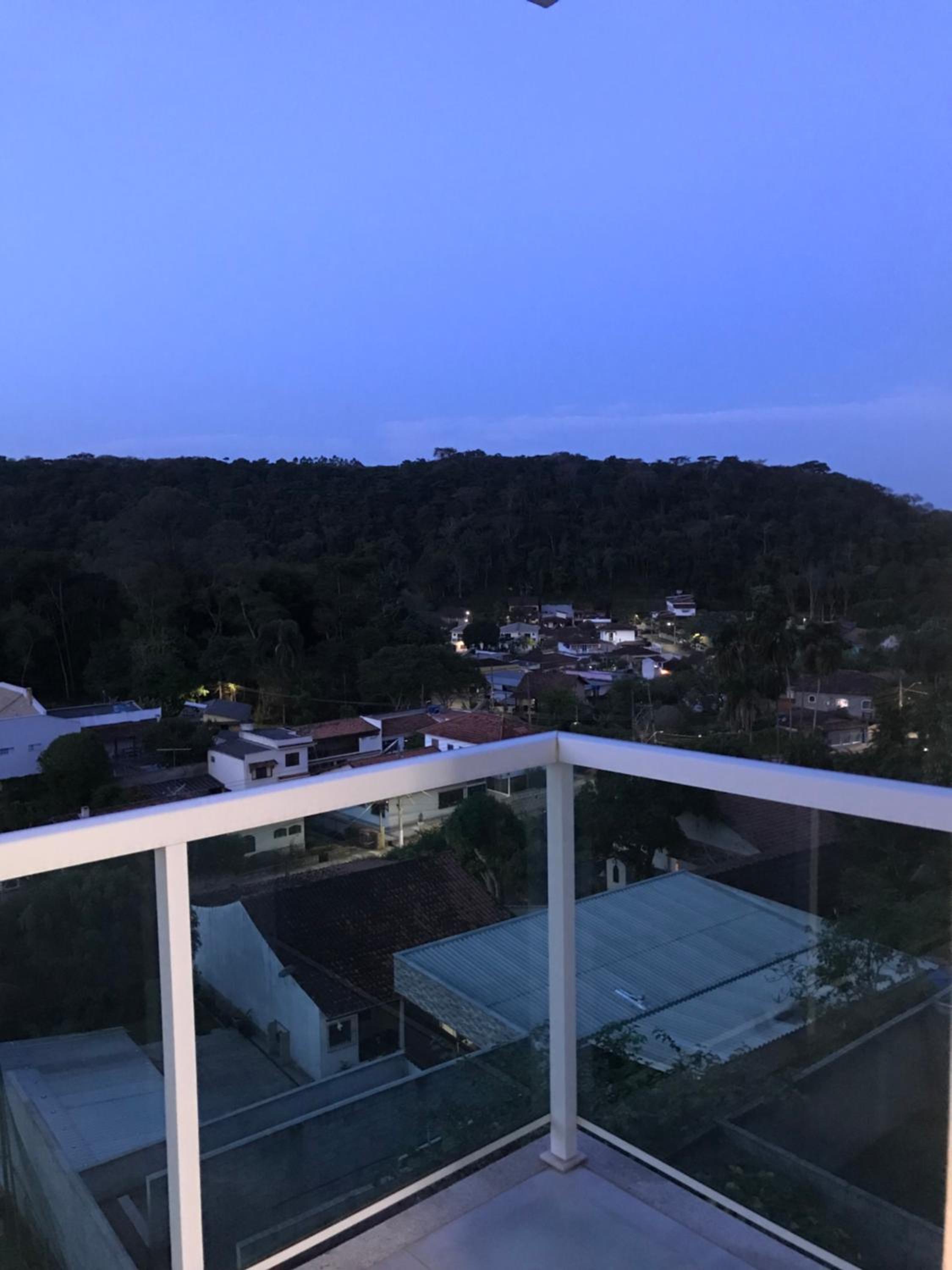 Casa de vidro com vista para a Mata Atlântica no Centro de Miguel Pereira