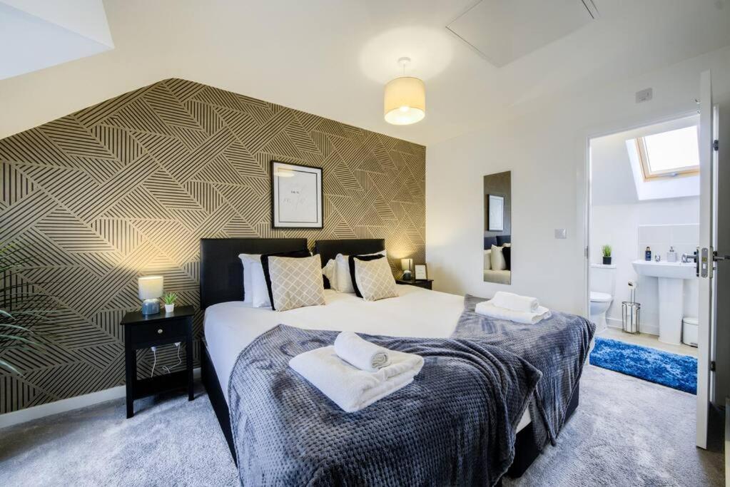 3 BedRoom house, Sleeps 6 with Full Kitchen, Garden and Free Parking - FREE Wi-Fi near Milton Keynes Bowl