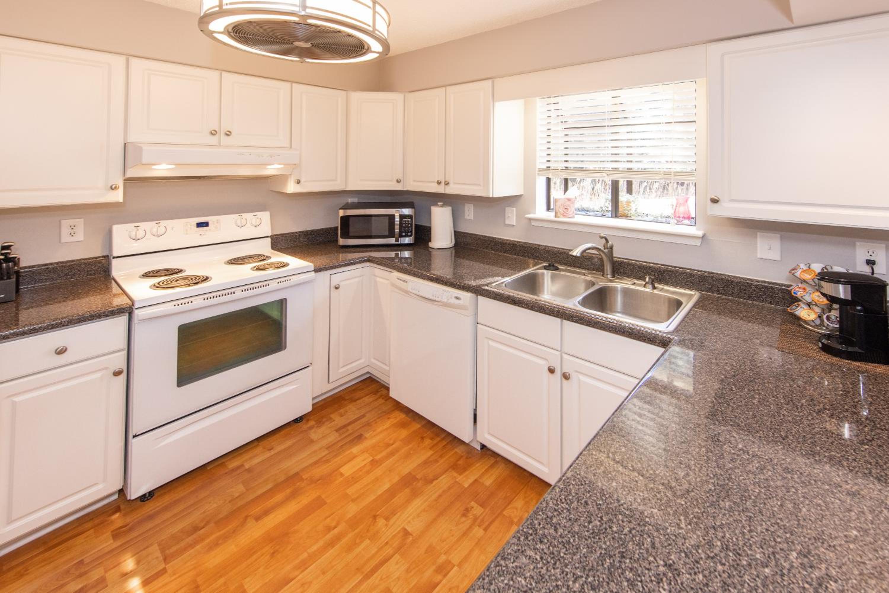 Shore Breakaway Condo - Monthly Rental - Chic view 3