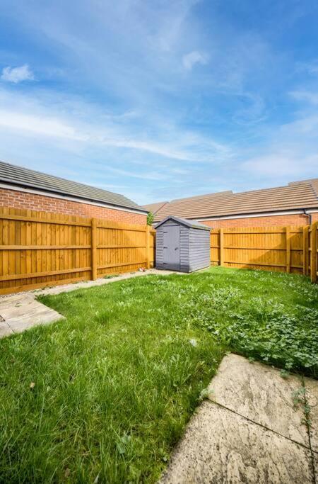 3 BedRoom house, Sleeps 6 with Full Kitchen, Garden and Free Parking - FREE Wi-Fi near Milton Keynes Bowl