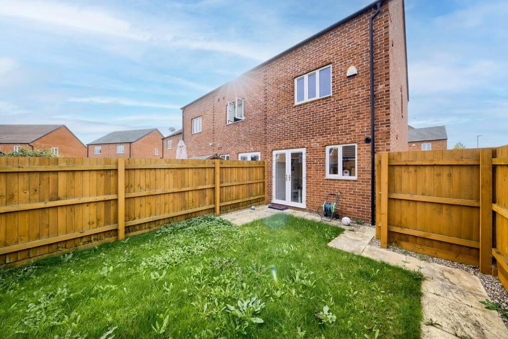 3 BedRoom house, Sleeps 6 with Full Kitchen, Garden and Free Parking - FREE Wi-Fi near Milton Keynes Bowl