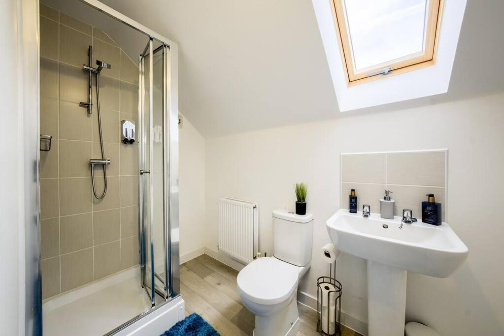 3 BedRoom house, Sleeps 6 with Full Kitchen, Garden and Free Parking - FREE Wi-Fi near Milton Keynes Bowl