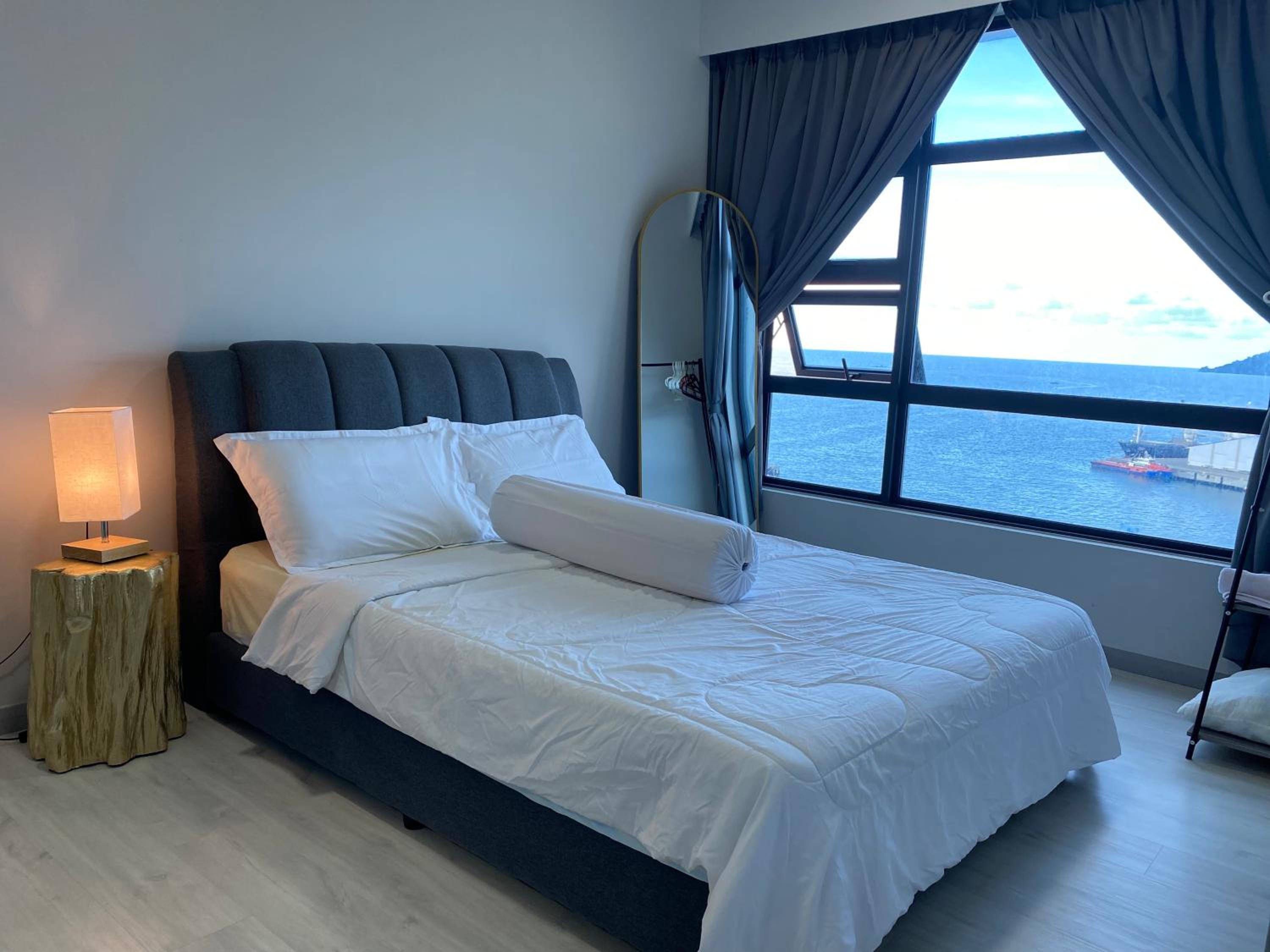 Vm Condo Seaview at Jesselton Quay photo 4
