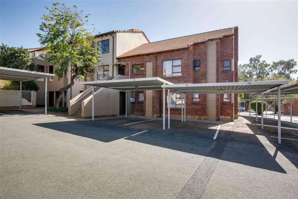 Paulshof Sandton Apartments - Monchique view 3