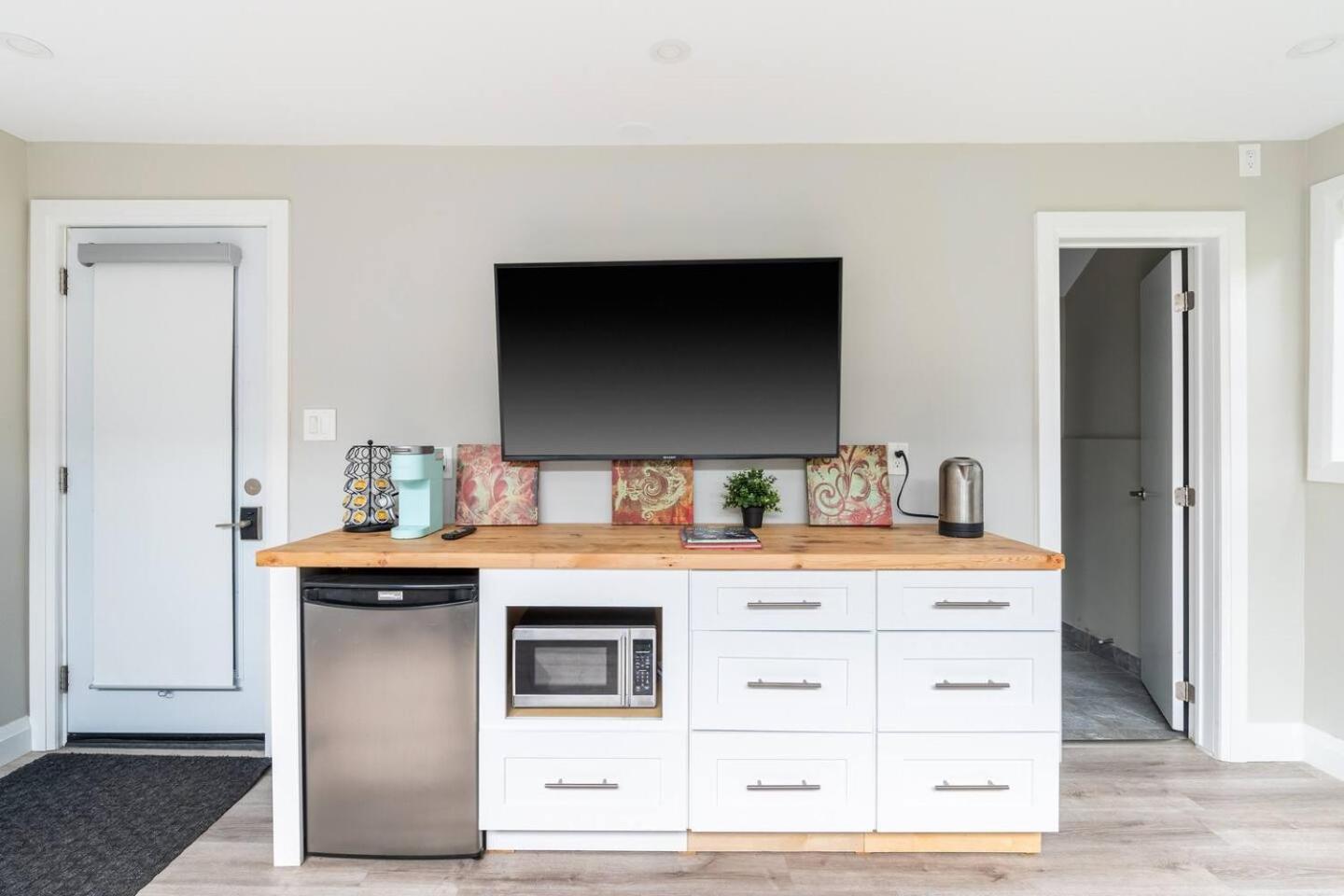 ENTIRE BACHELOR UNIT EN-SUITE UPTOWN WATERLOO - e4