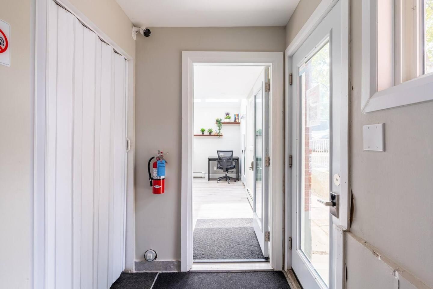ENTIRE BACHELOR UNIT EN-SUITE UPTOWN WATERLOO - e4