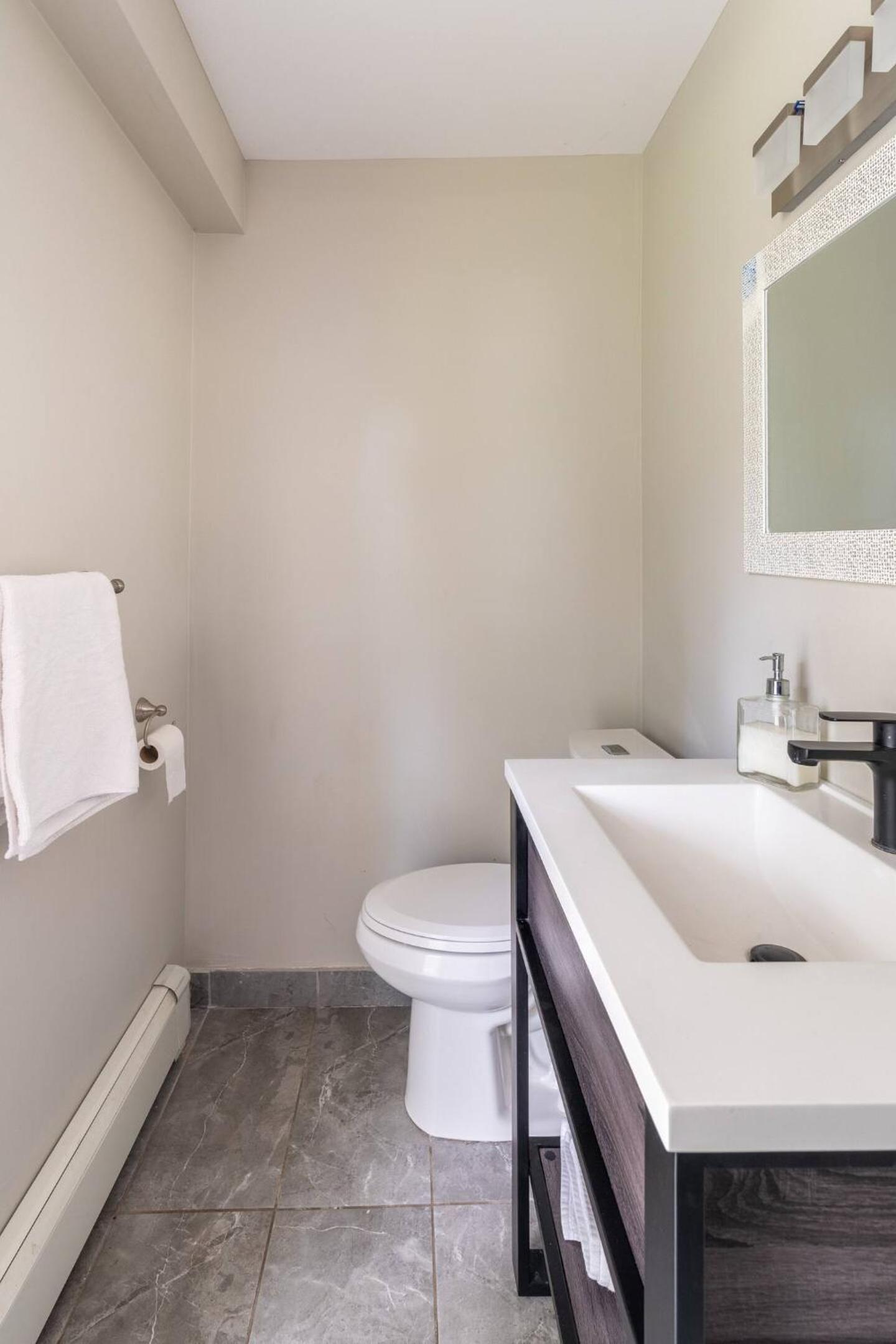 ENTIRE BACHELOR UNIT EN-SUITE UPTOWN WATERLOO - e4