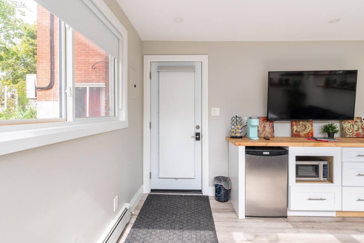 ENTIRE BACHELOR UNIT EN-SUITE UPTOWN WATERLOO - e4