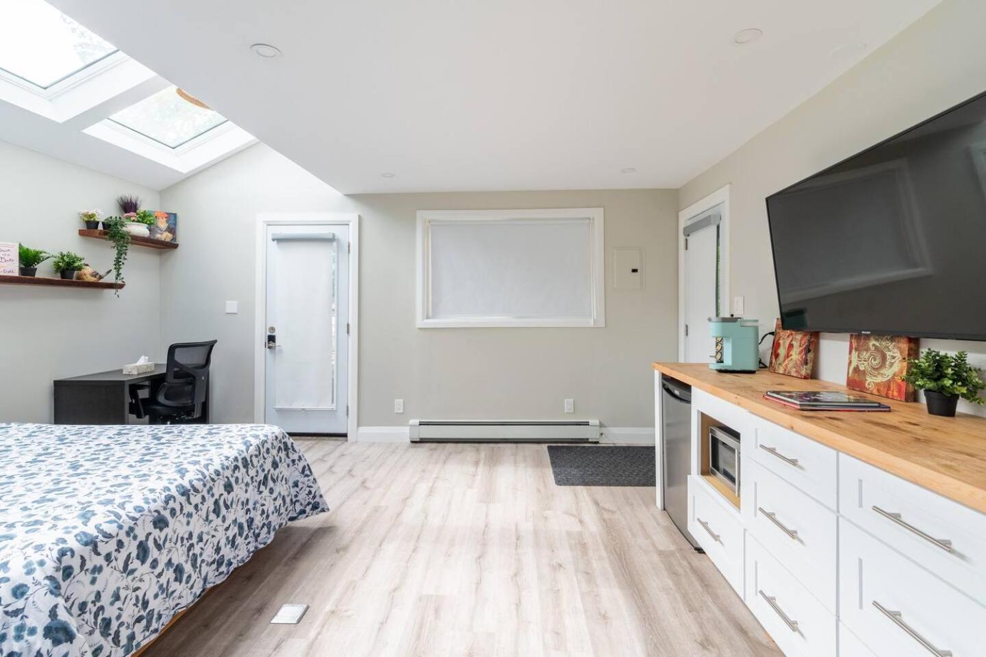 ENTIRE BACHELOR UNIT EN-SUITE UPTOWN WATERLOO - e4