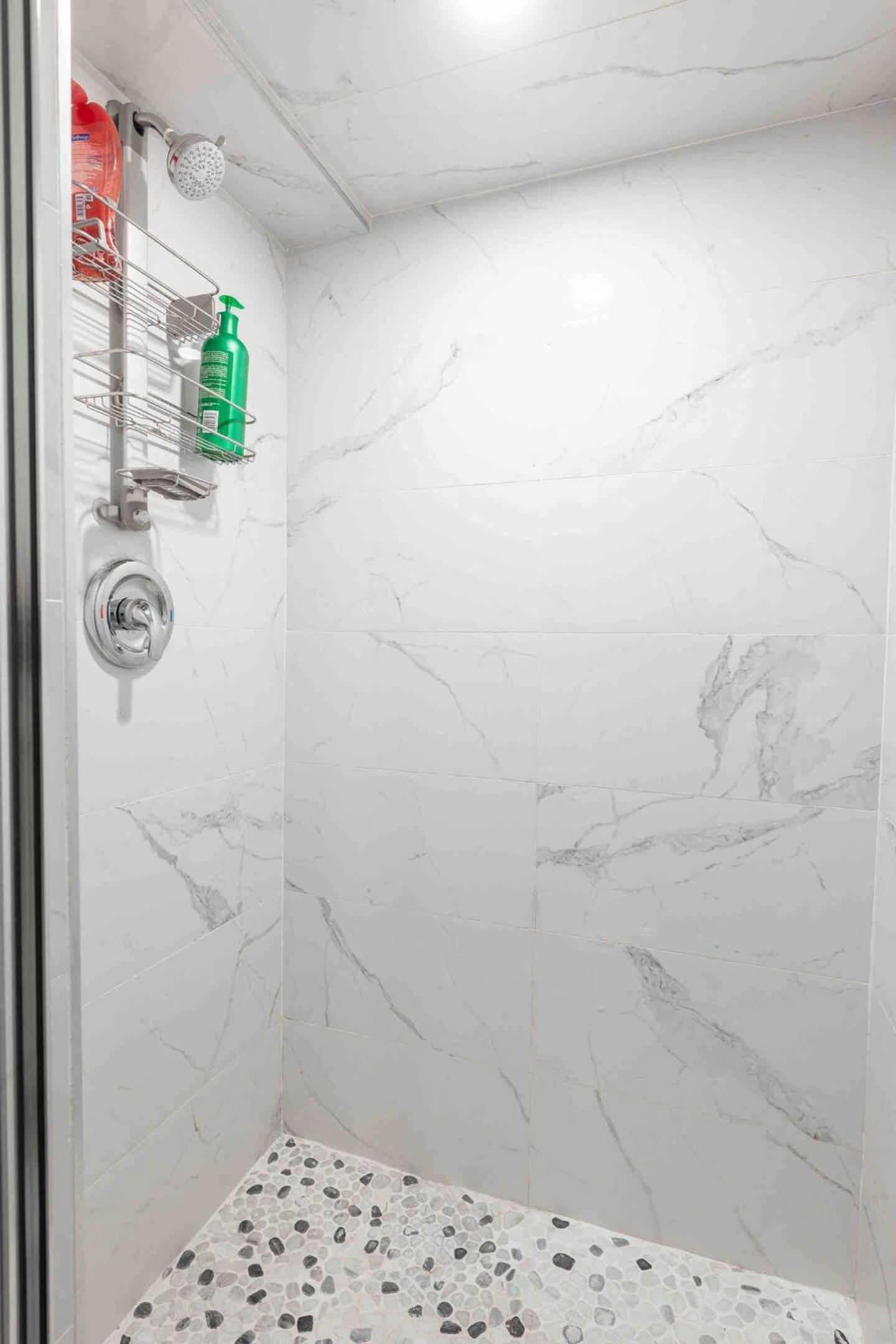 ENTIRE BACHELOR UNIT EN-SUITE UPTOWN WATERLOO - e4