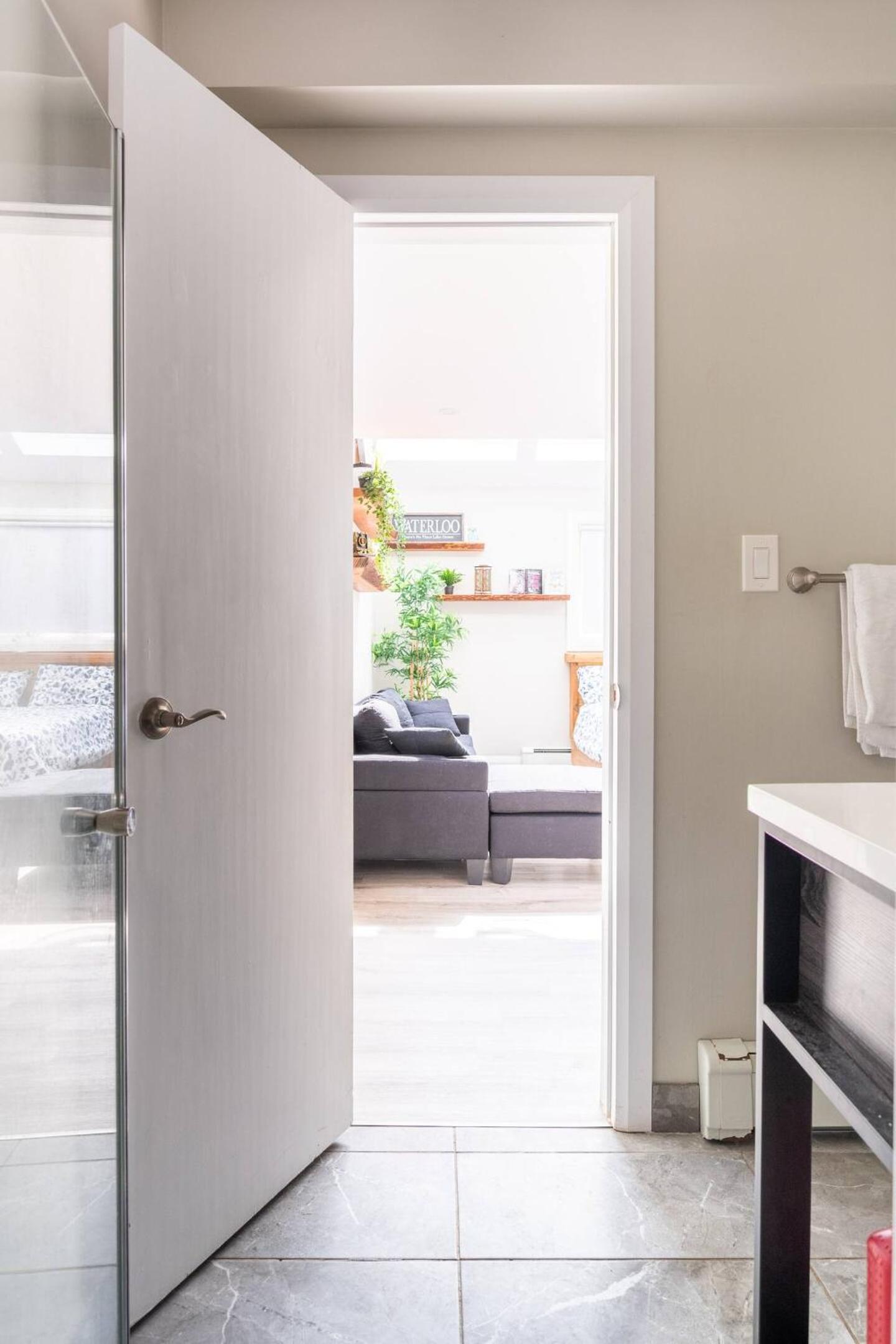 ENTIRE BACHELOR UNIT EN-SUITE UPTOWN WATERLOO - e4